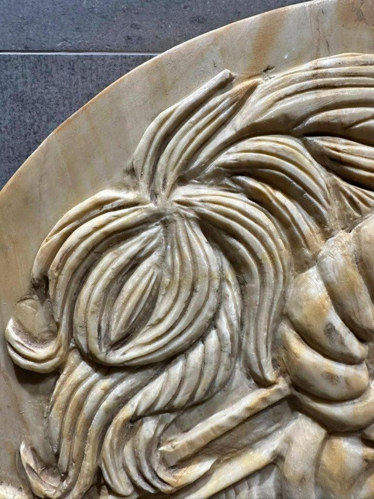 Tondo in marmo giallo di Siena di Alexander il Grande AMMON XX secolo in vendita 2