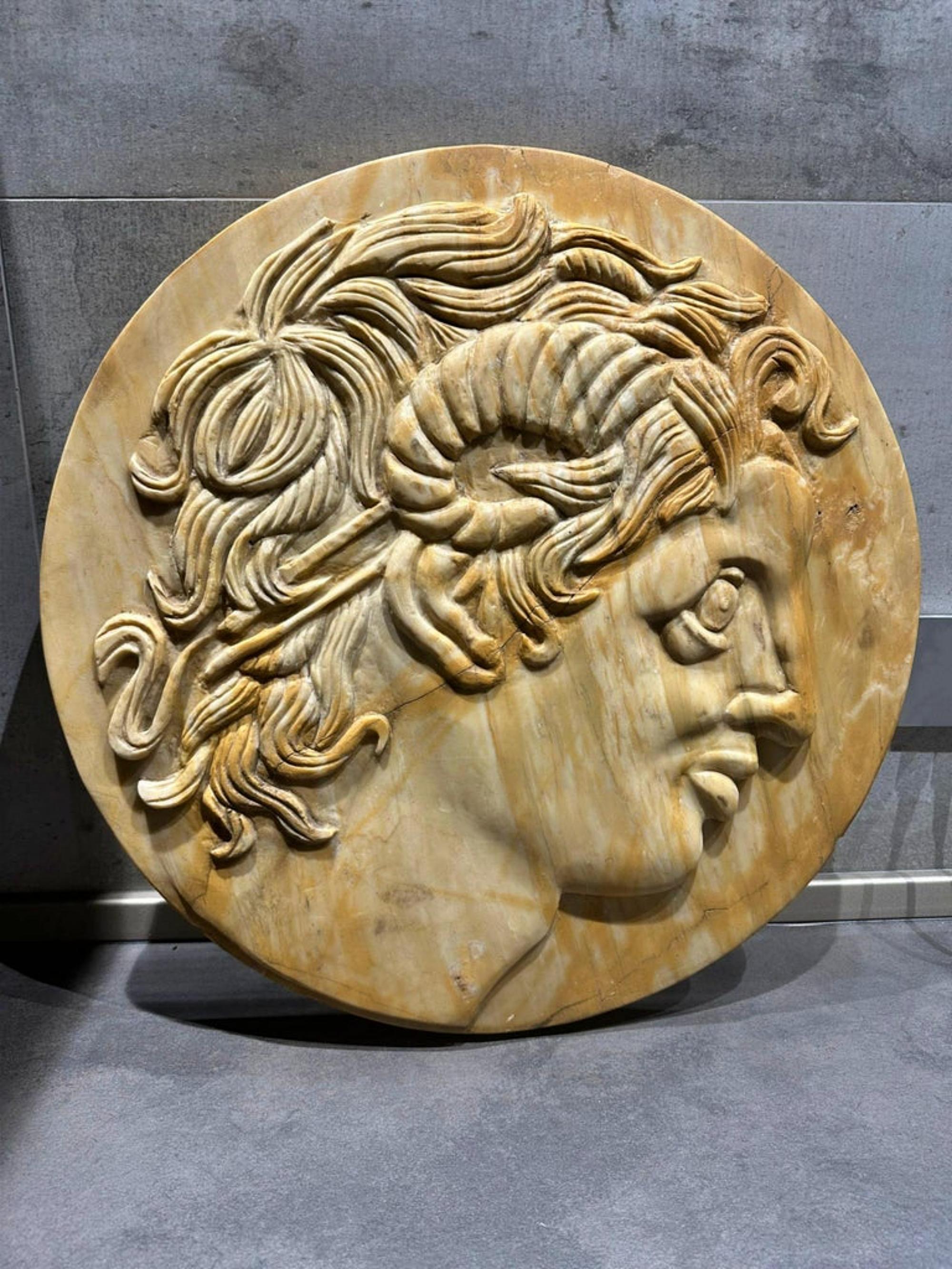 YELLOW SIENA MARBLE ROUND OF ALEXANDER THE GREAT AMMON fin 19ème siècle VIDEO en vente 4