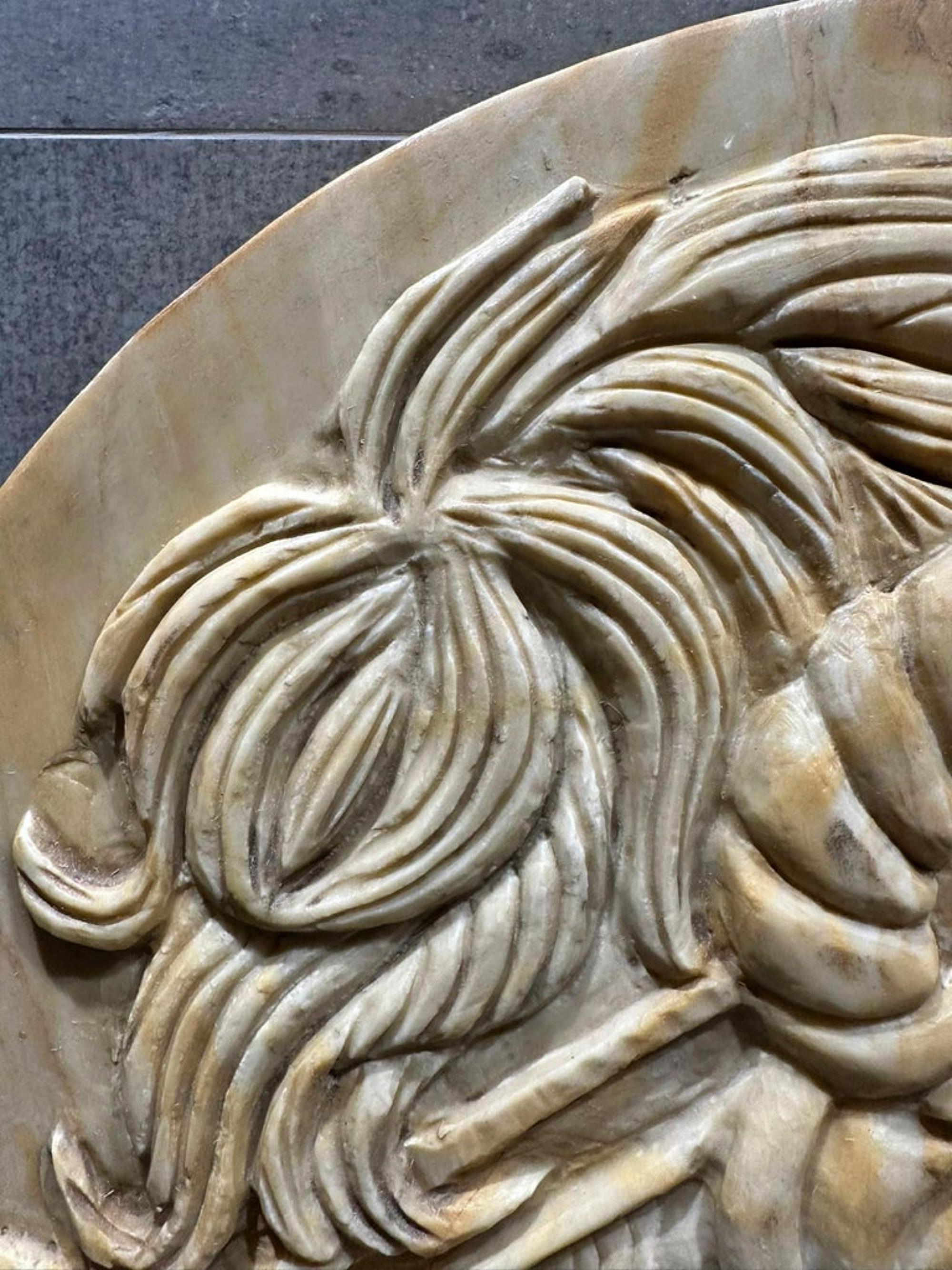 Sculpté à la main YELLOW SIENA MARBLE ROUND OF ALEXANDER THE GREAT AMMON fin 19ème siècle VIDEO en vente