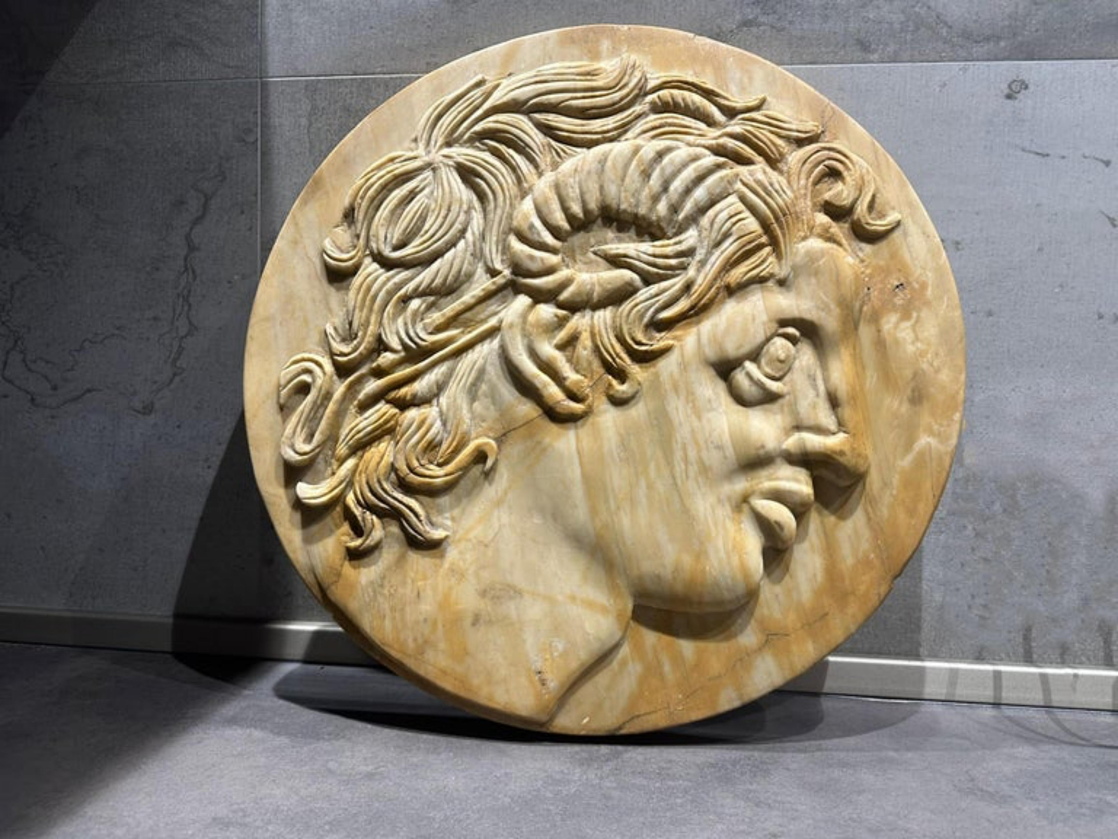 YELLOW SIENA MARBLE ROUND OF ALEXANDER THE GREAT AMMON fin 19ème siècle VIDEO en vente 1