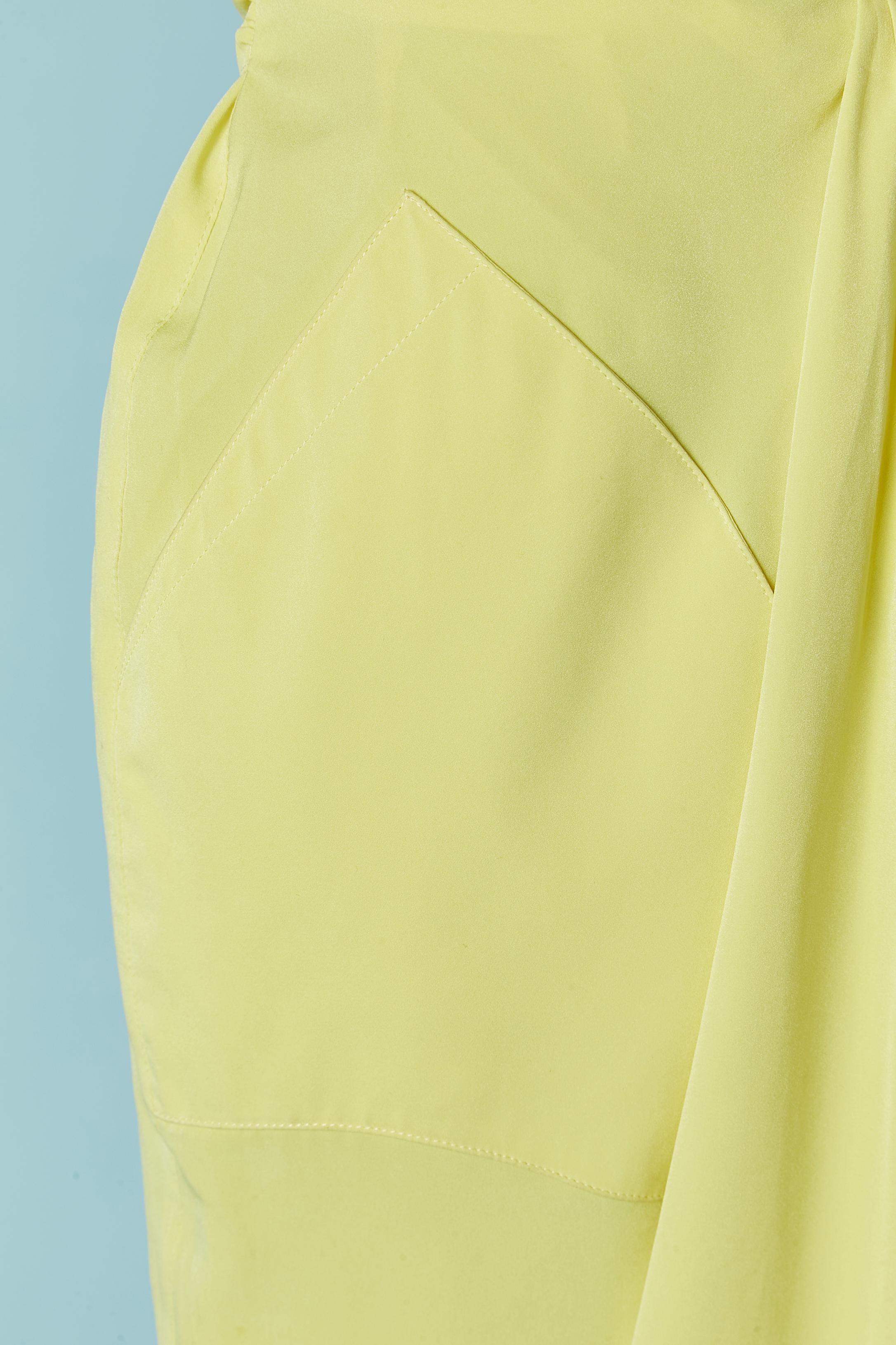 Yellow silk cocktail dress with silver metal brooch THIERRY MUGLER In Excellent Condition For Sale In Saint-Ouen-Sur-Seine, FR