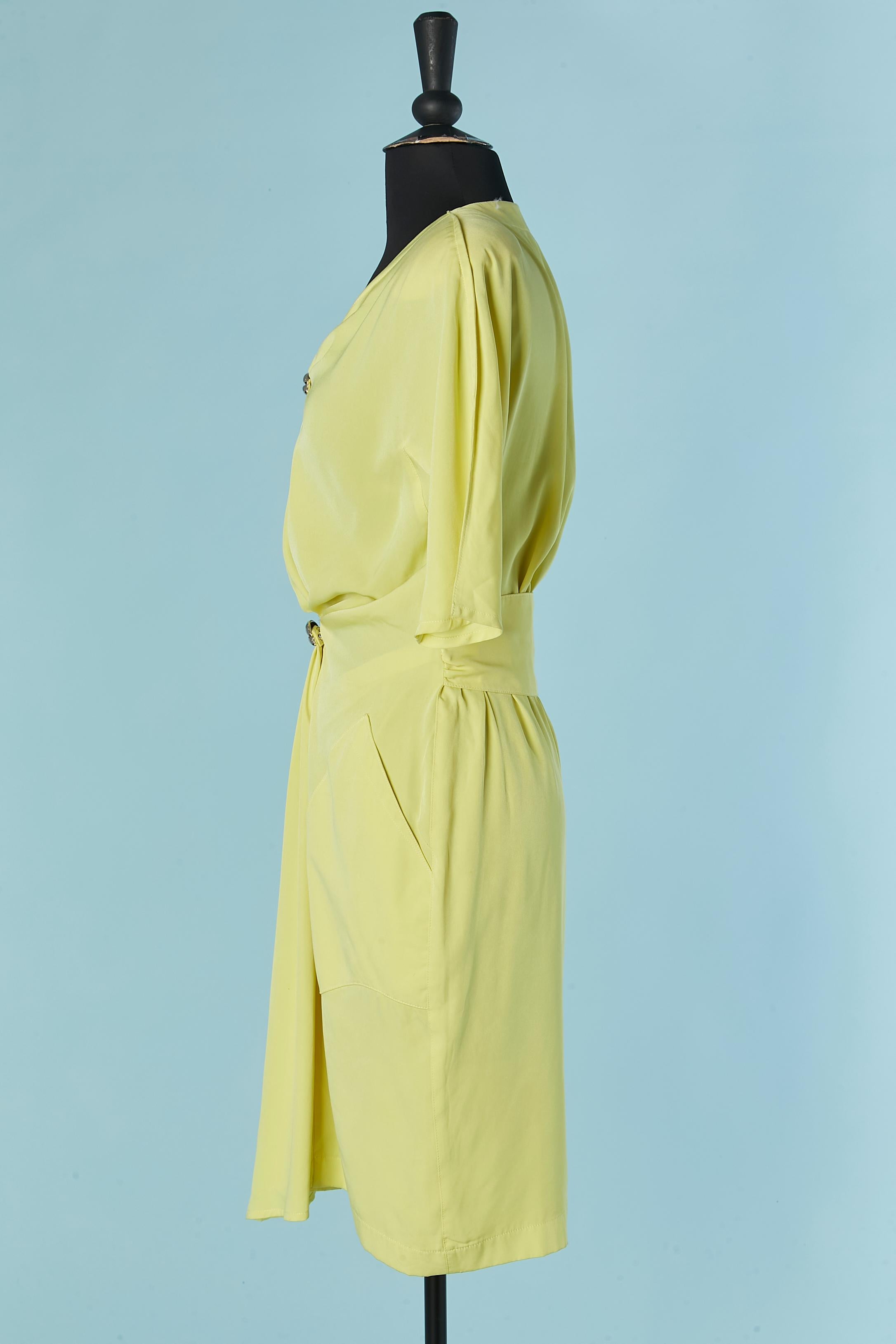 Yellow silk cocktail dress with silver metal brooch THIERRY MUGLER For Sale 1