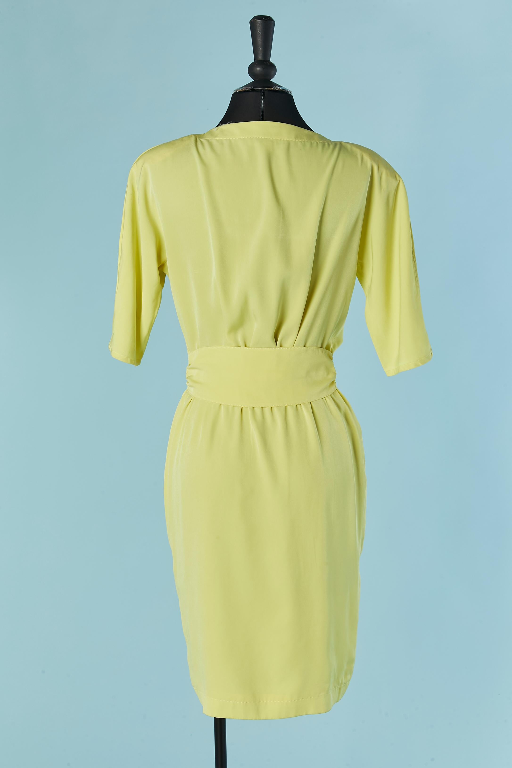 Yellow silk cocktail dress with silver metal brooch THIERRY MUGLER For Sale 2