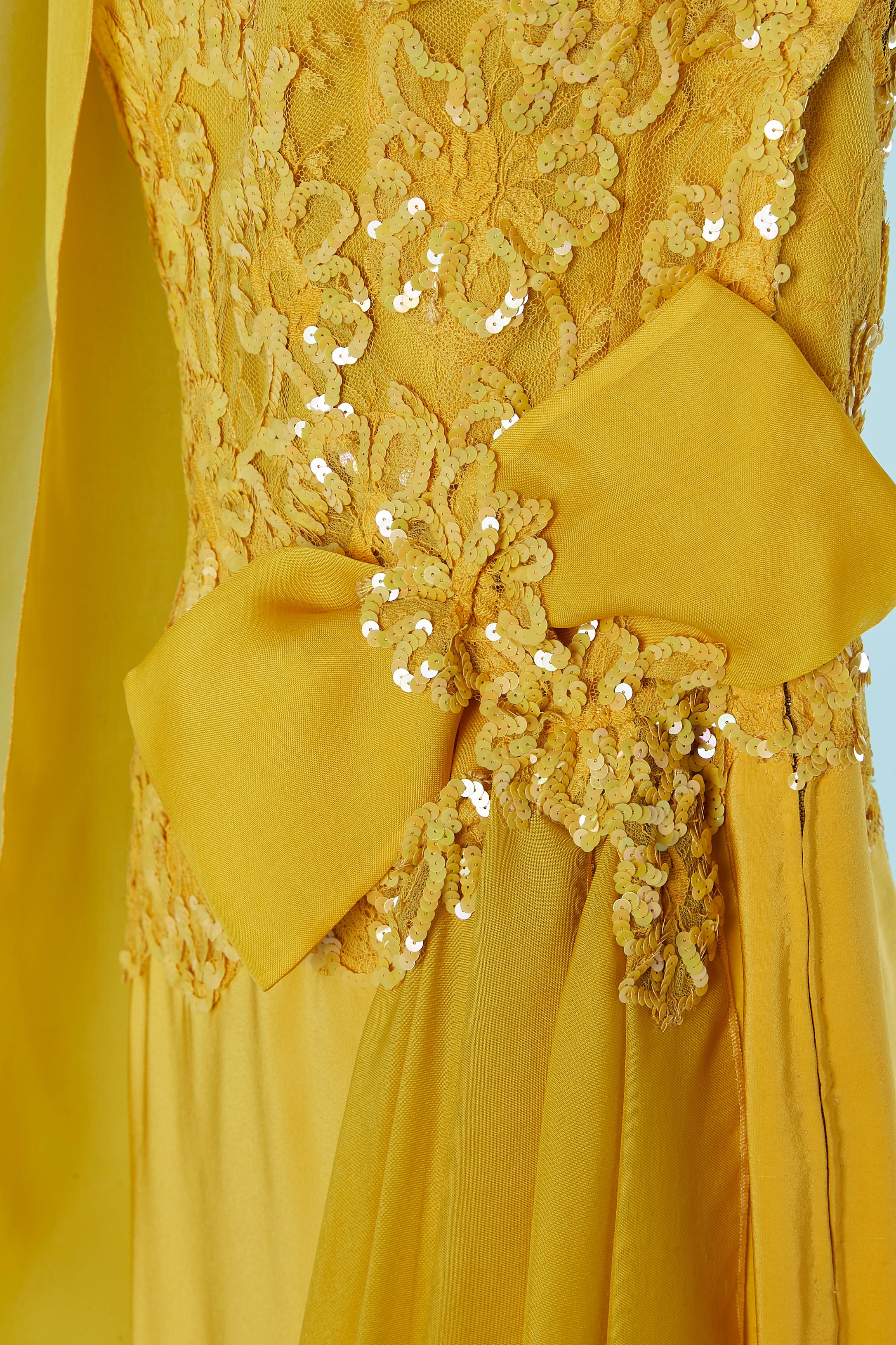 Gelbes Bustier-Cocktailkleid aus Seide, Spitze und Pailletten mit Schal DANIEL ROLAND im Angebot 1