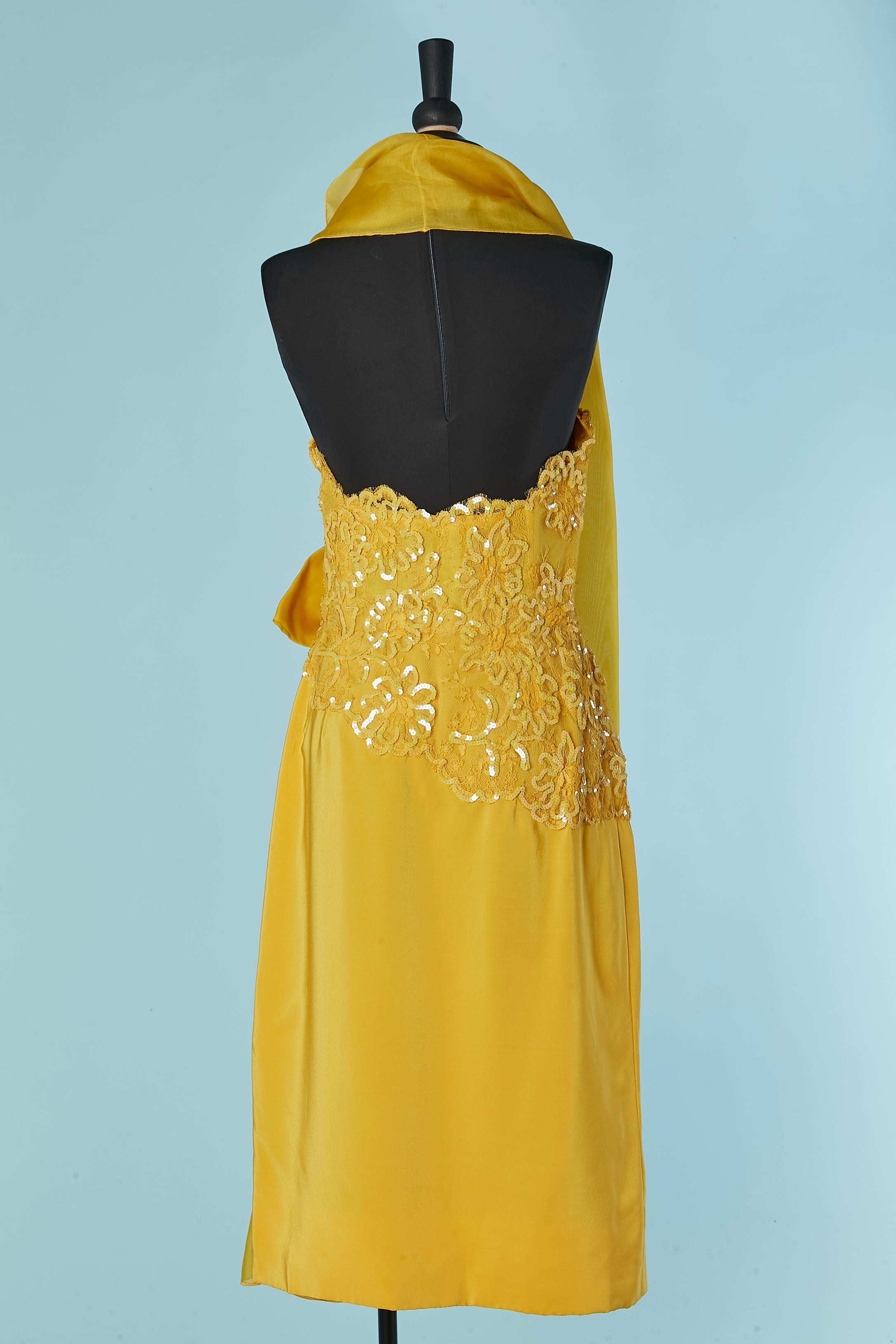 Gelbes Bustier-Cocktailkleid aus Seide, Spitze und Pailletten mit Schal DANIEL ROLAND im Angebot 2