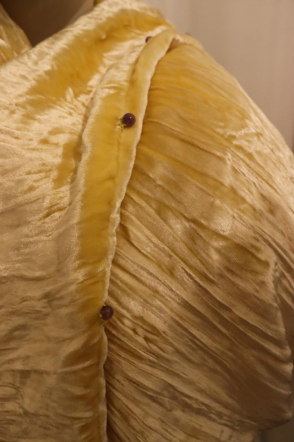 Yellow Silk Velvet Shawl In Good Condition For Sale In London, GB