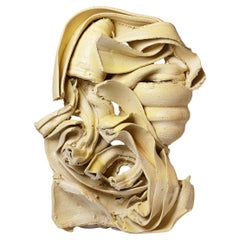 Bajorrelieve de cerámica en barbotina amarilla de Patrick Crulis, 2025.