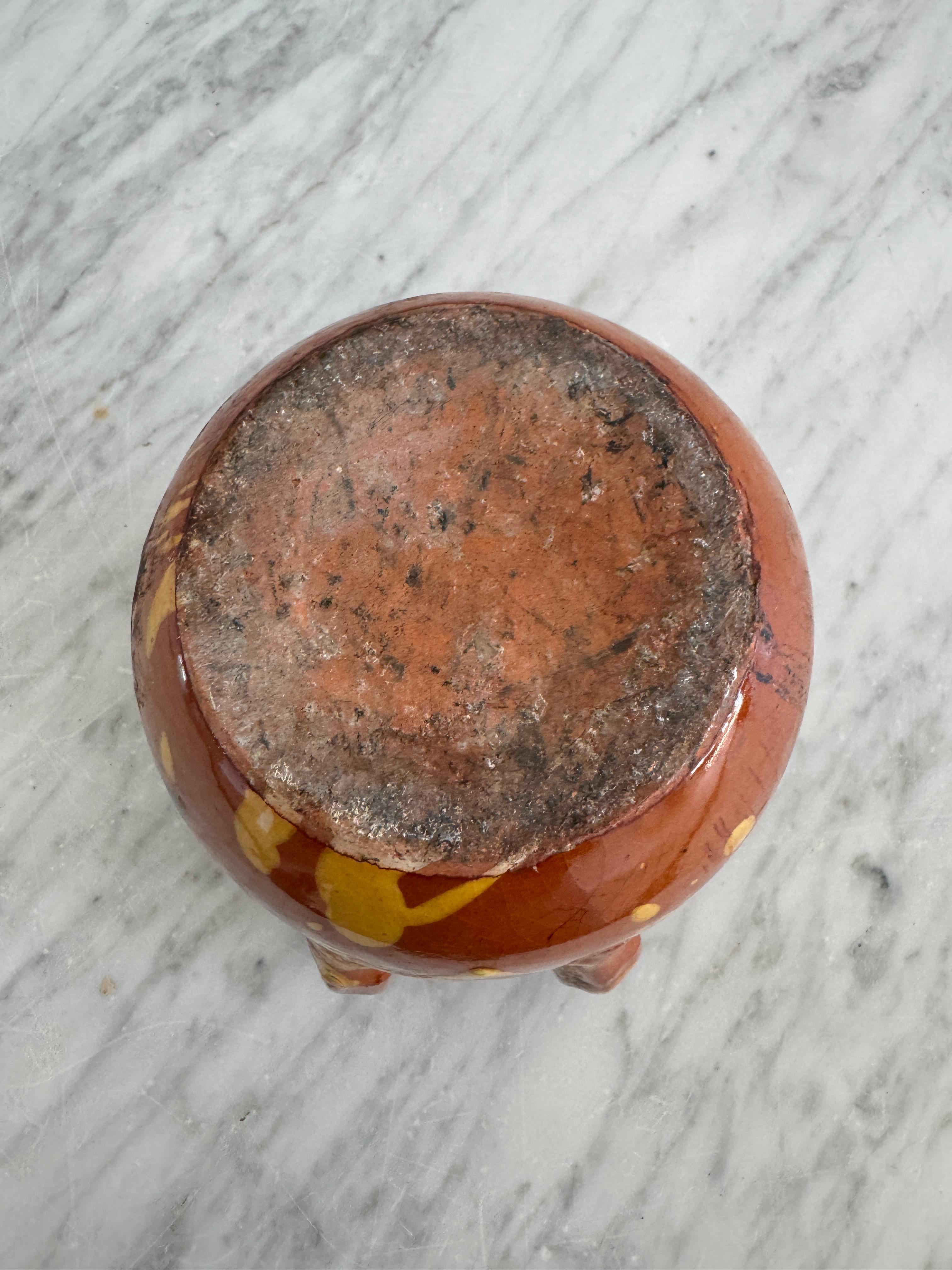 I vasi in terracotta gialla Pignata sono squisite ceramiche prodotte a mano nei primi anni del 1900 nelle città di Cutrofiano e Lucugnano, situate nella regione Puglia, nel sud Italia. Questi vasi esemplificano l'essenza della ceramica rustica, uno