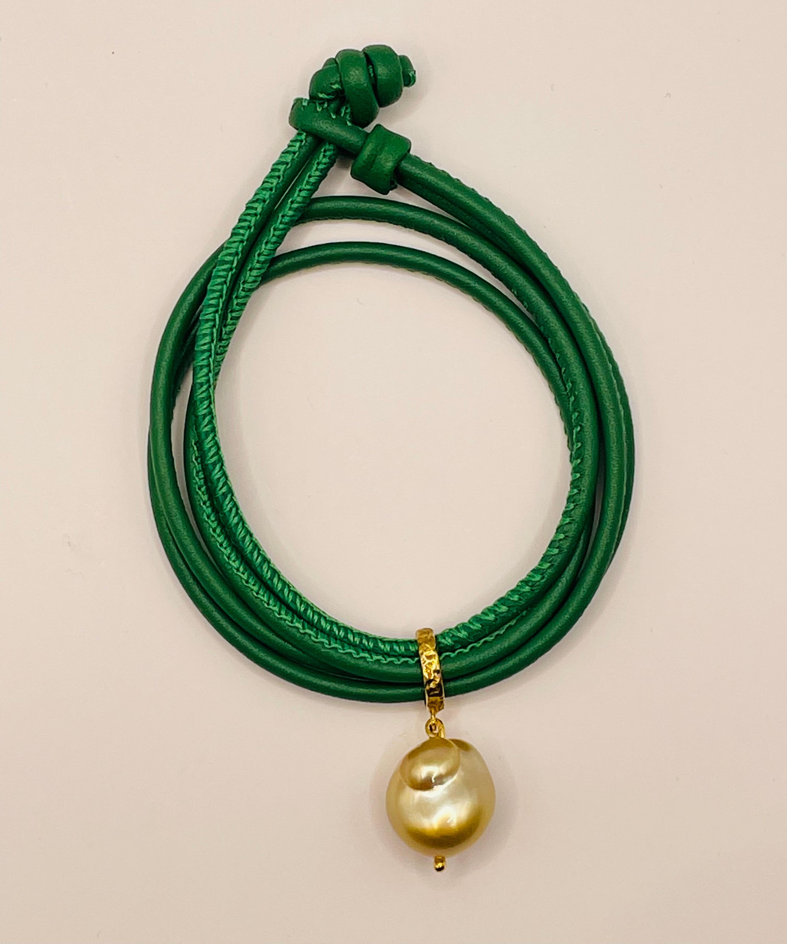 Gelbes Armband aus Südseeperlen und grünem Leder von Julia Shlovsky (Moderne)
