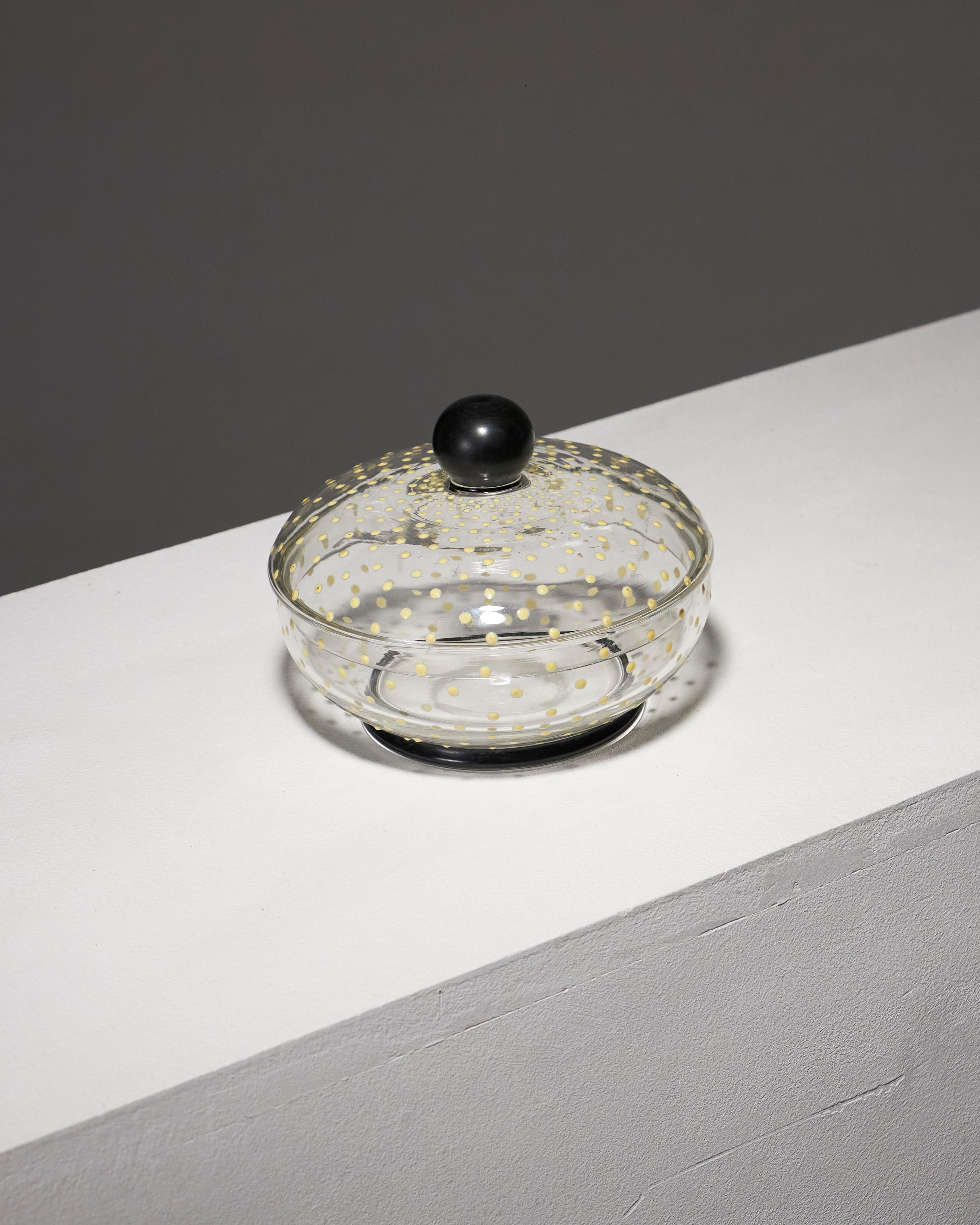 Ce sucrier en verre moucheté jaune, au design raffiné et intemporel, apporte une touche de couleur chaleureuse à toute table. Son verre, délicatement marqué de taches subtiles, et sa forme élégante en font un objet à la fois esthétique et