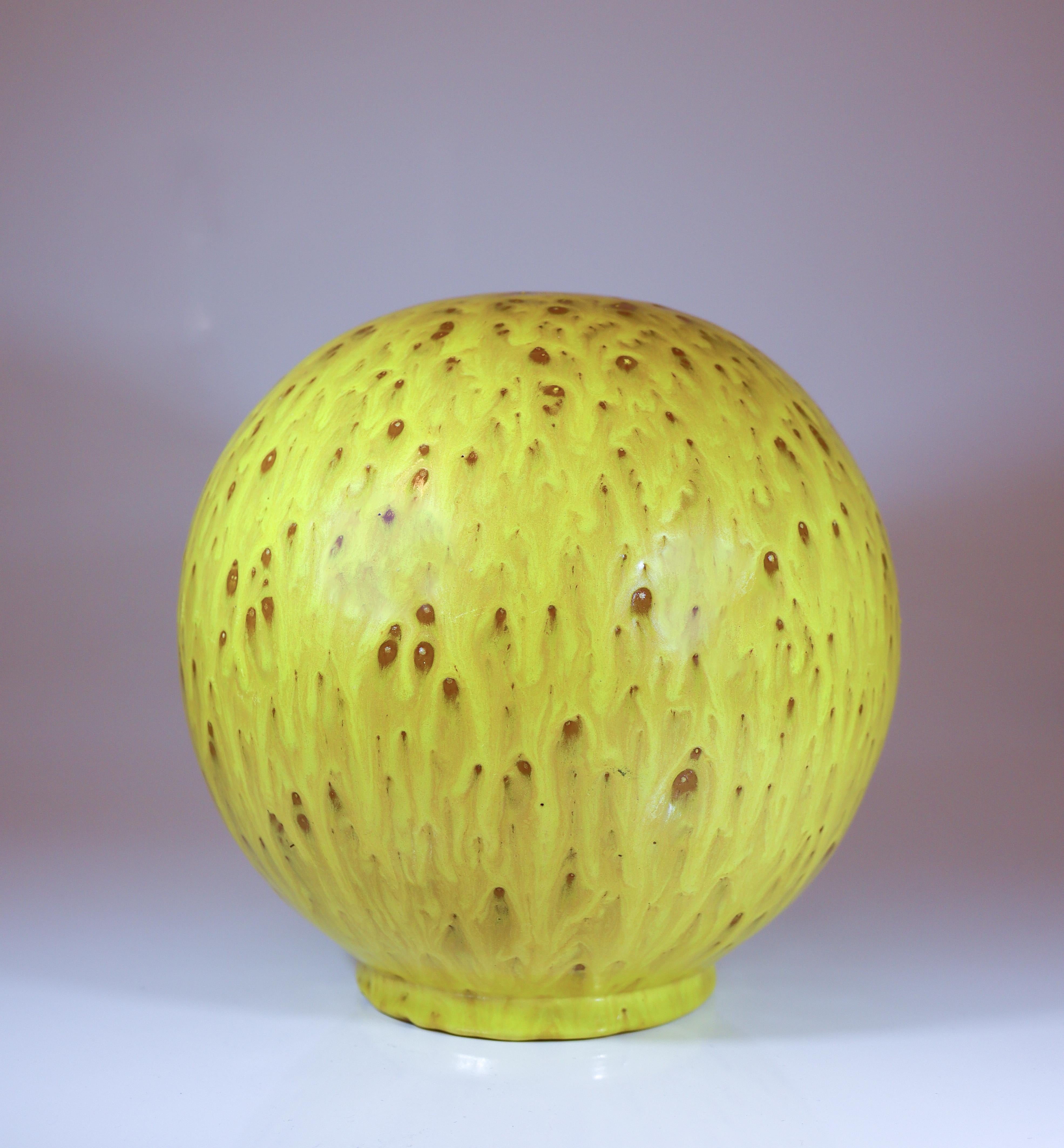 Scandinave moderne Vase sphérique jaune en céramique - Jerk Werkmäster - Nittsjö 1930s Suède en vente