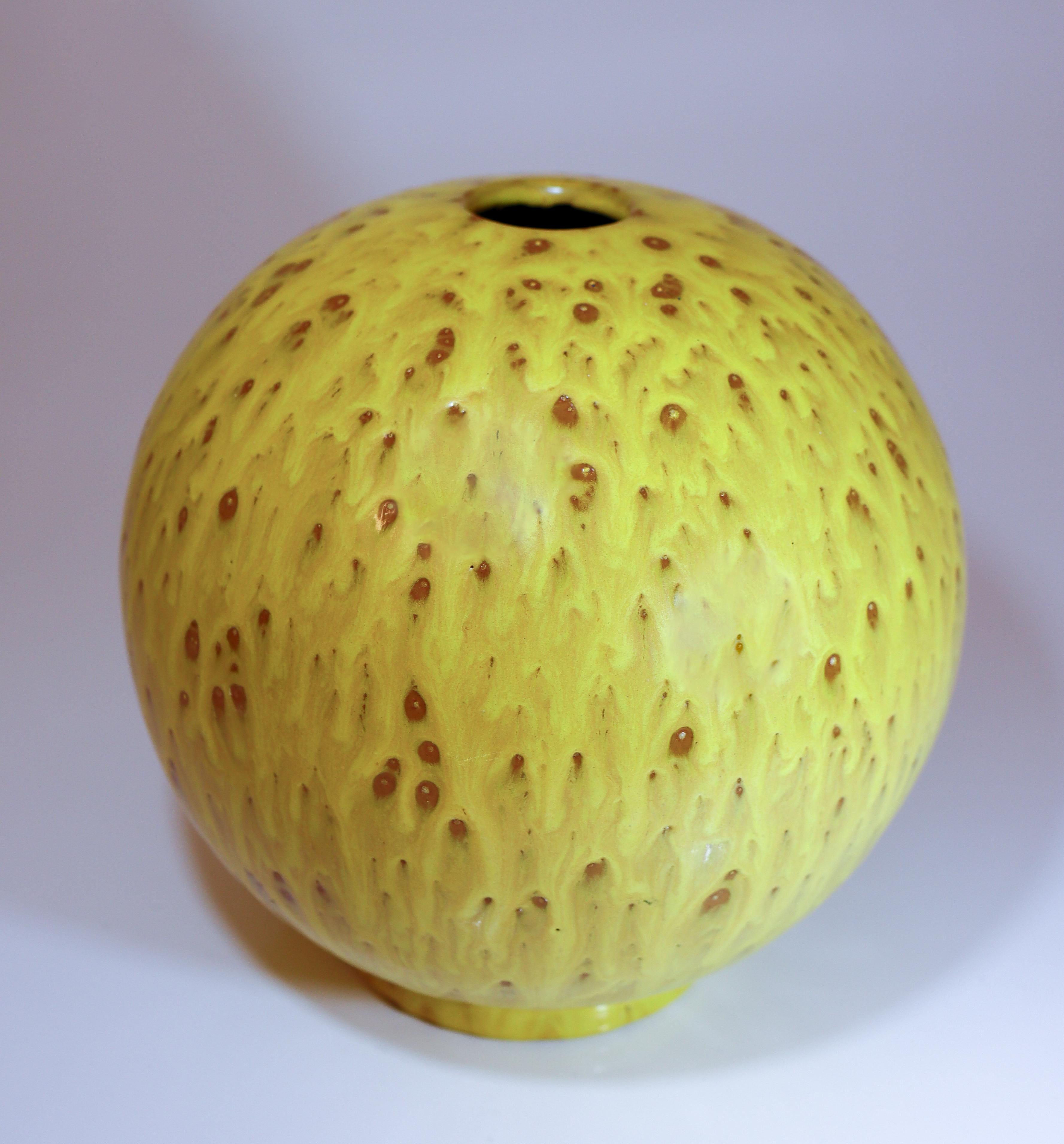 Suédois Vase sphérique jaune en céramique - Jerk Werkmäster - Nittsjö 1930s Suède en vente
