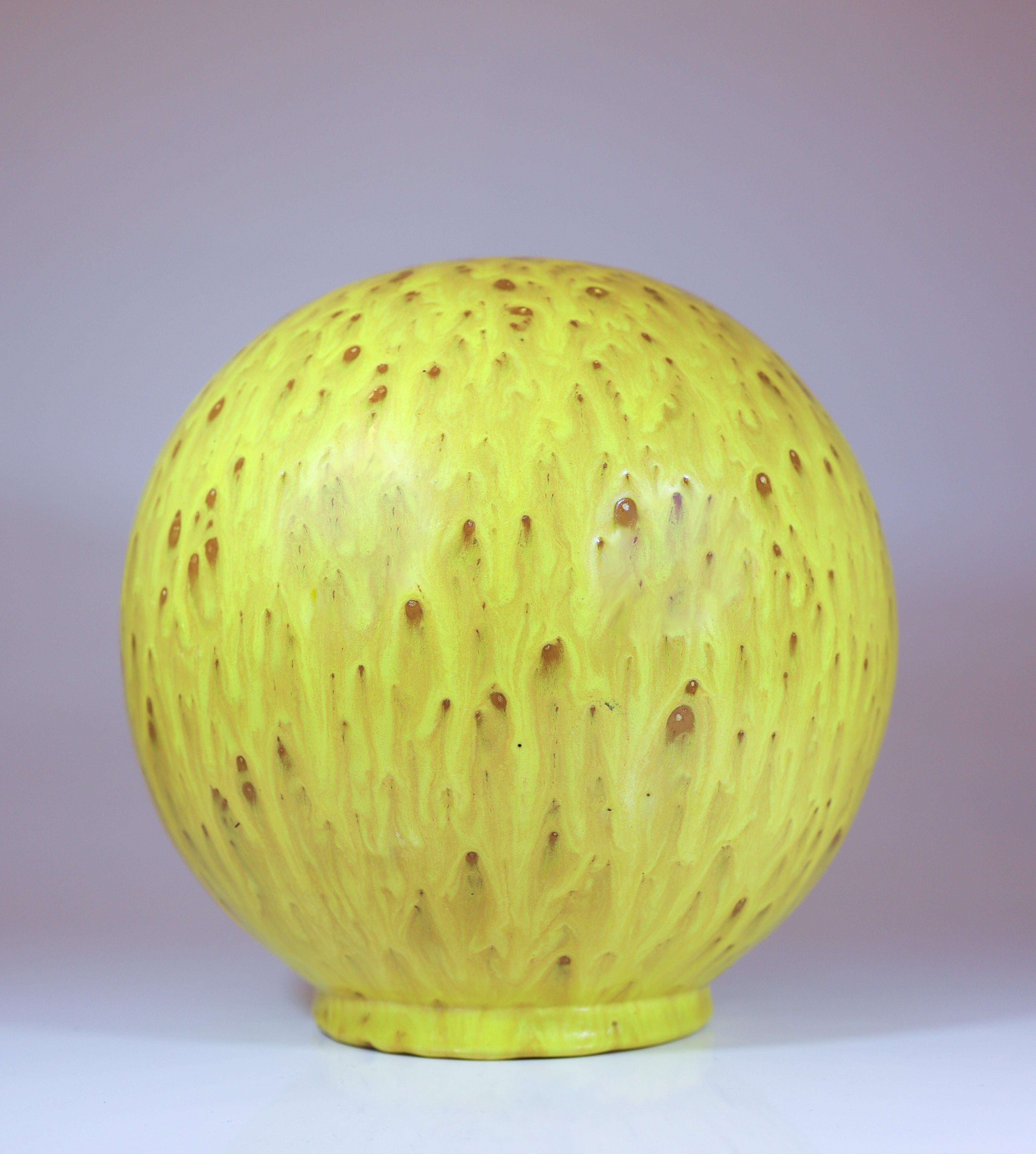 Vase sphérique jaune en céramique - Jerk Werkmäster - Nittsjö 1930s Suède Excellent état - En vente à Stockholm, SE