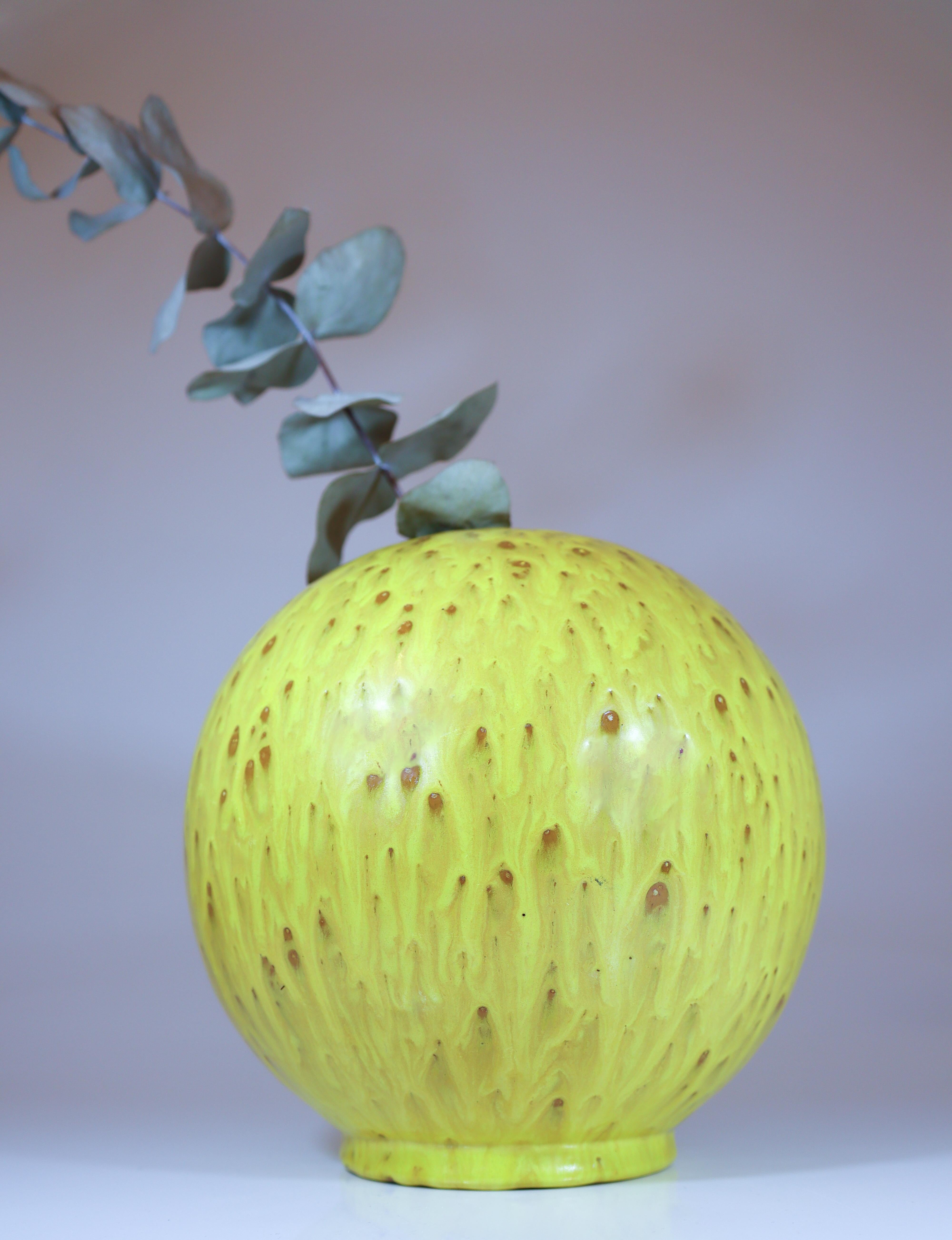 Milieu du XXe siècle Vase sphérique jaune en céramique - Jerk Werkmäster - Nittsjö 1930s Suède en vente