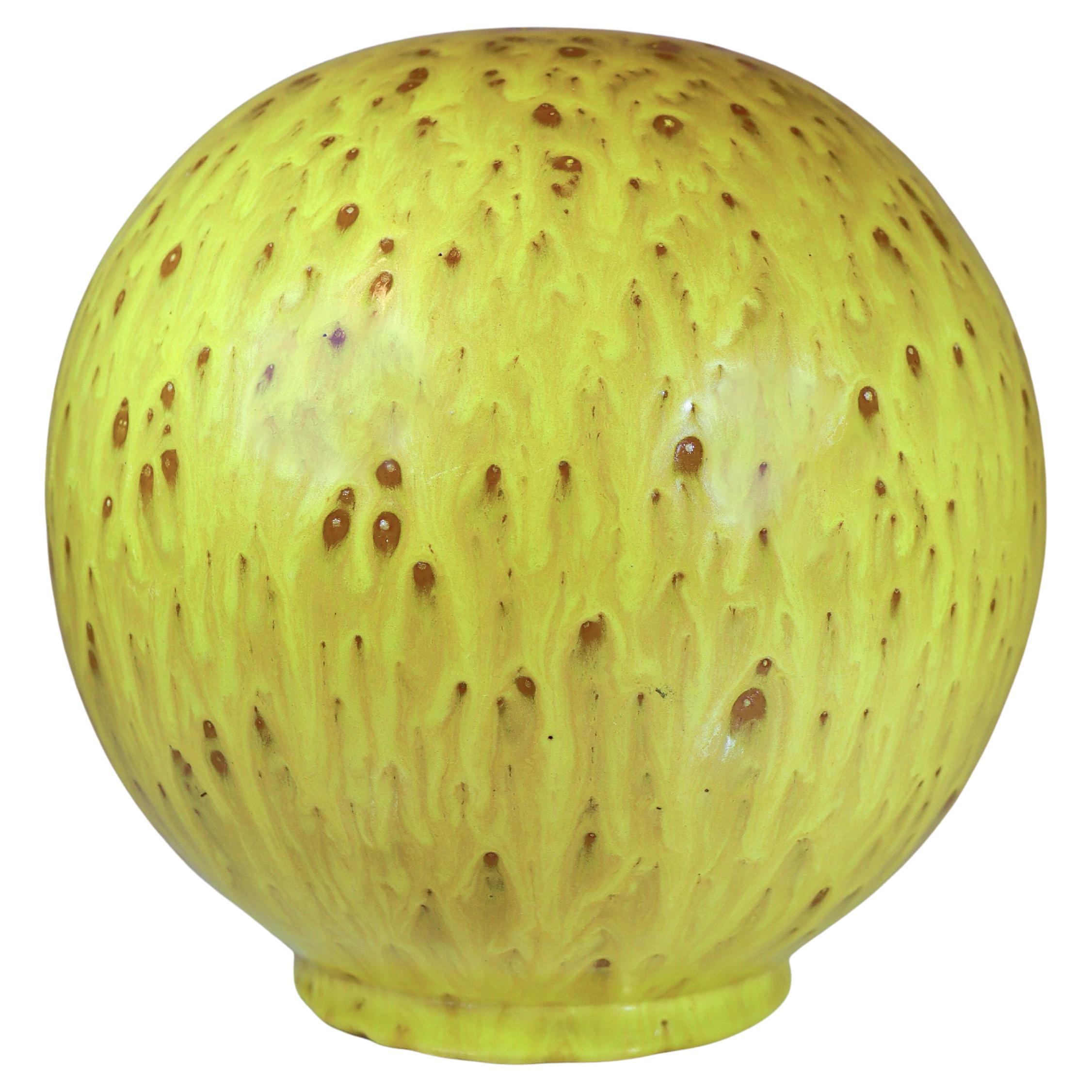 Vase sphérique jaune en céramique - Jerk Werkmäster - Nittsjö 1930s Suède en vente
