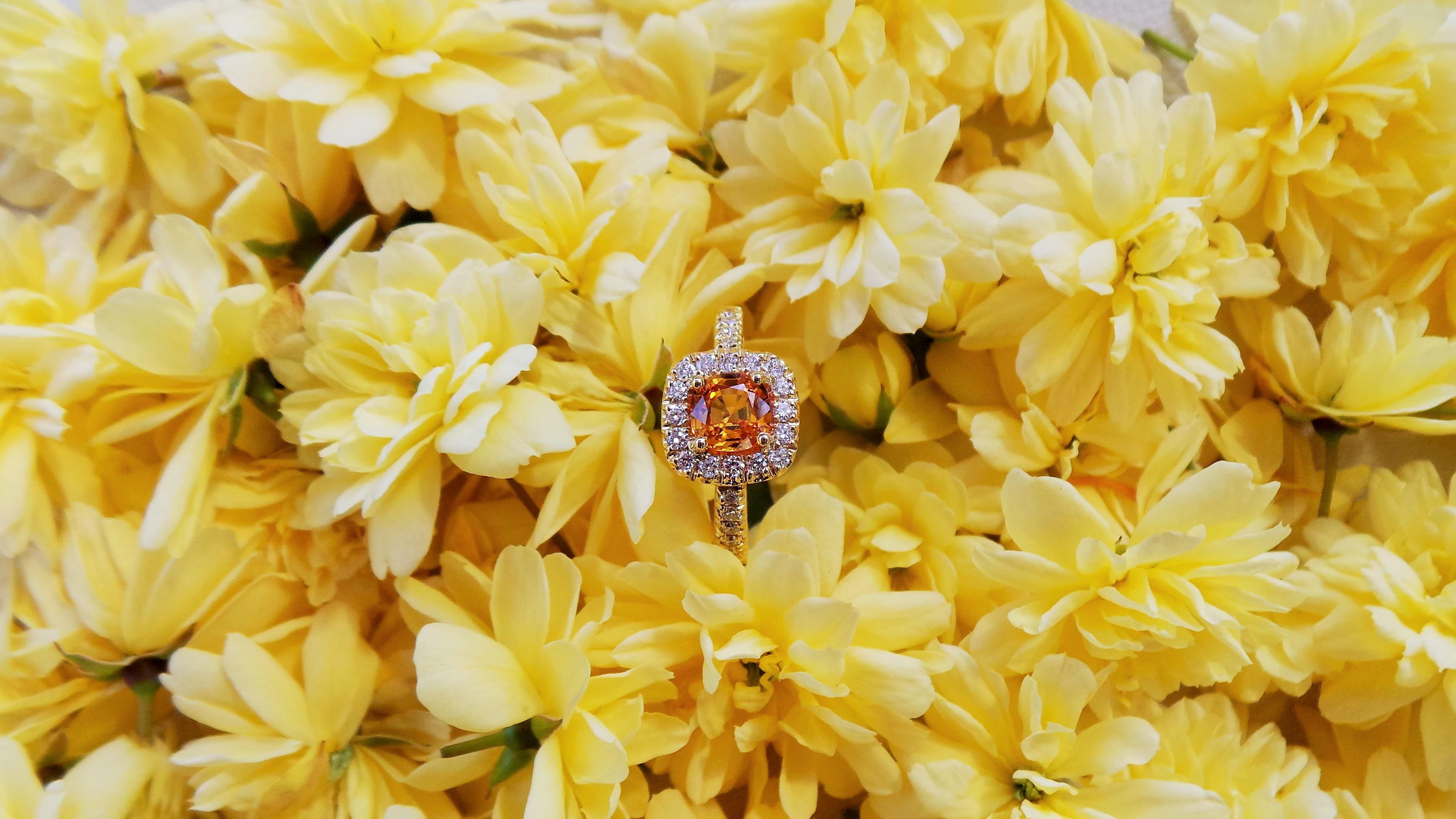Andrea Macinai design a dedicated collection for engament rings  with a beautiful yellow square sapphire and diamonds.
Designed and built the ring following the natural line of the stone
0.83 carat square yellow sapphire complimented by 26 round