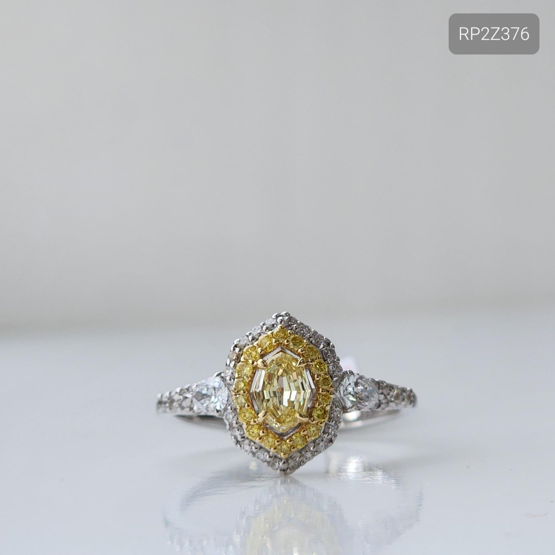 Laissez-vous séduire par l'éclat captivant de cette bague halo en diamant ovale jaune à taille échelonnée, un mélange parfait de sophistication et d'élégance. La bague présente un diamant ovale jaune naturel de 0,3 carat taillé en escalier, entouré