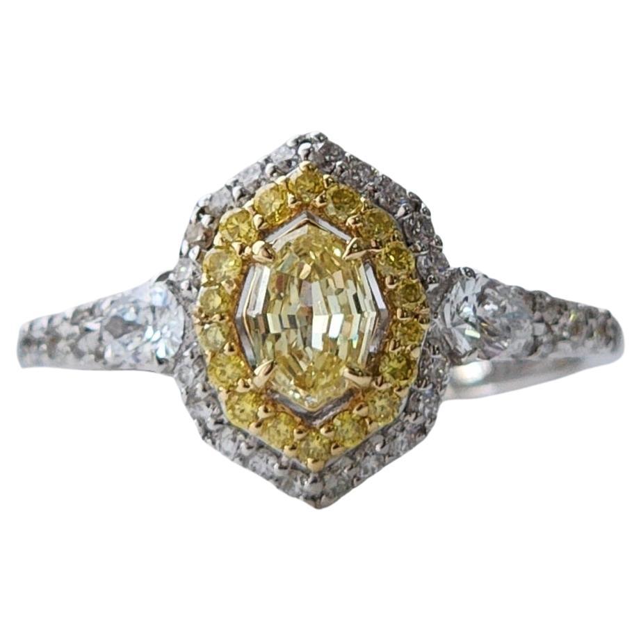 Bague à halo en diamant ovale jaune à taille étagée en vente