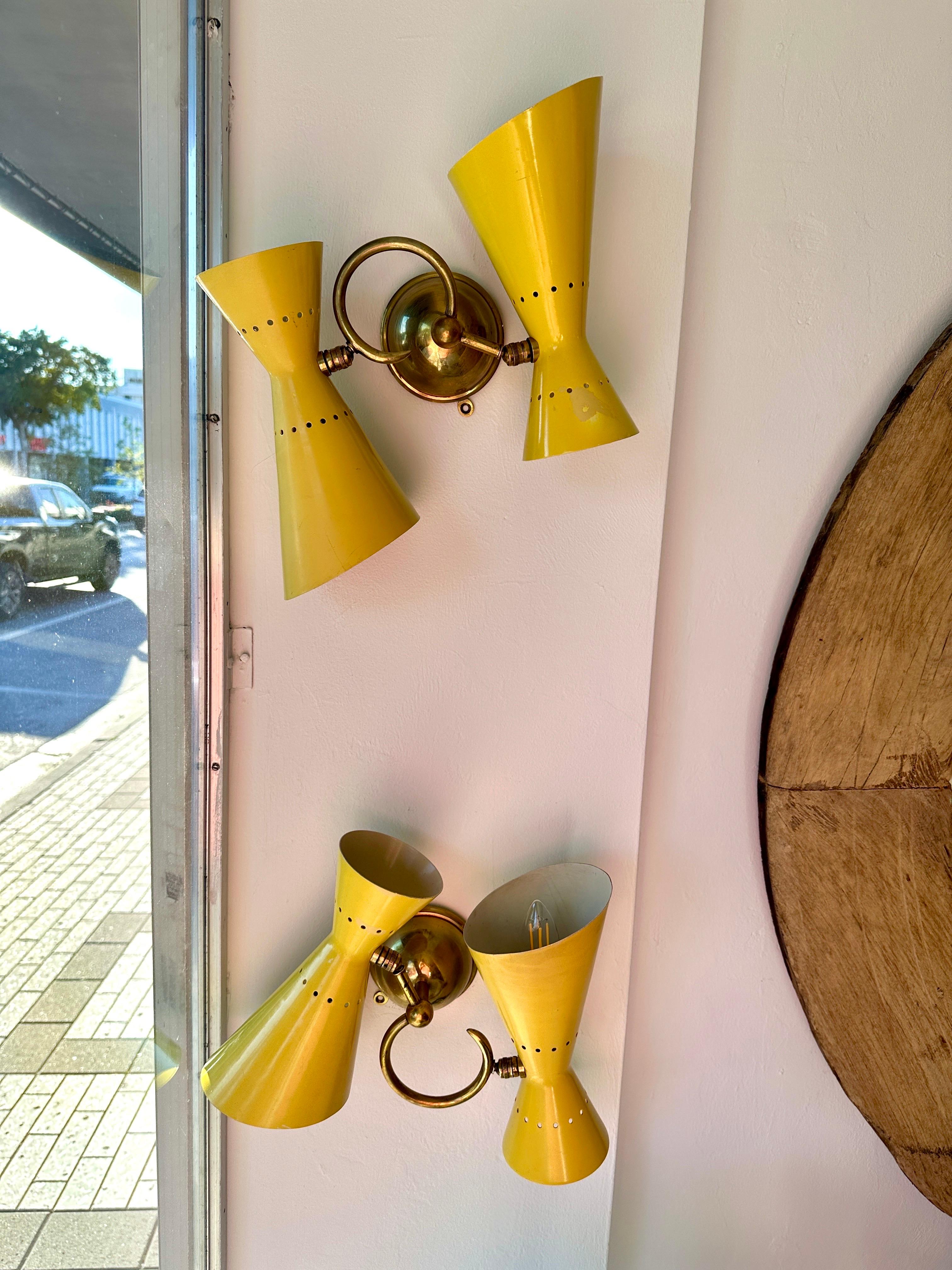 Lampes murales à cône en métal perforé jaune Stilnovo, PAIRE (2 paires disponibles) en vente 1