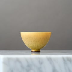 Ciotola in gres giallo di Berndt Friberg. Gustavsberg, Svezia, 1969.