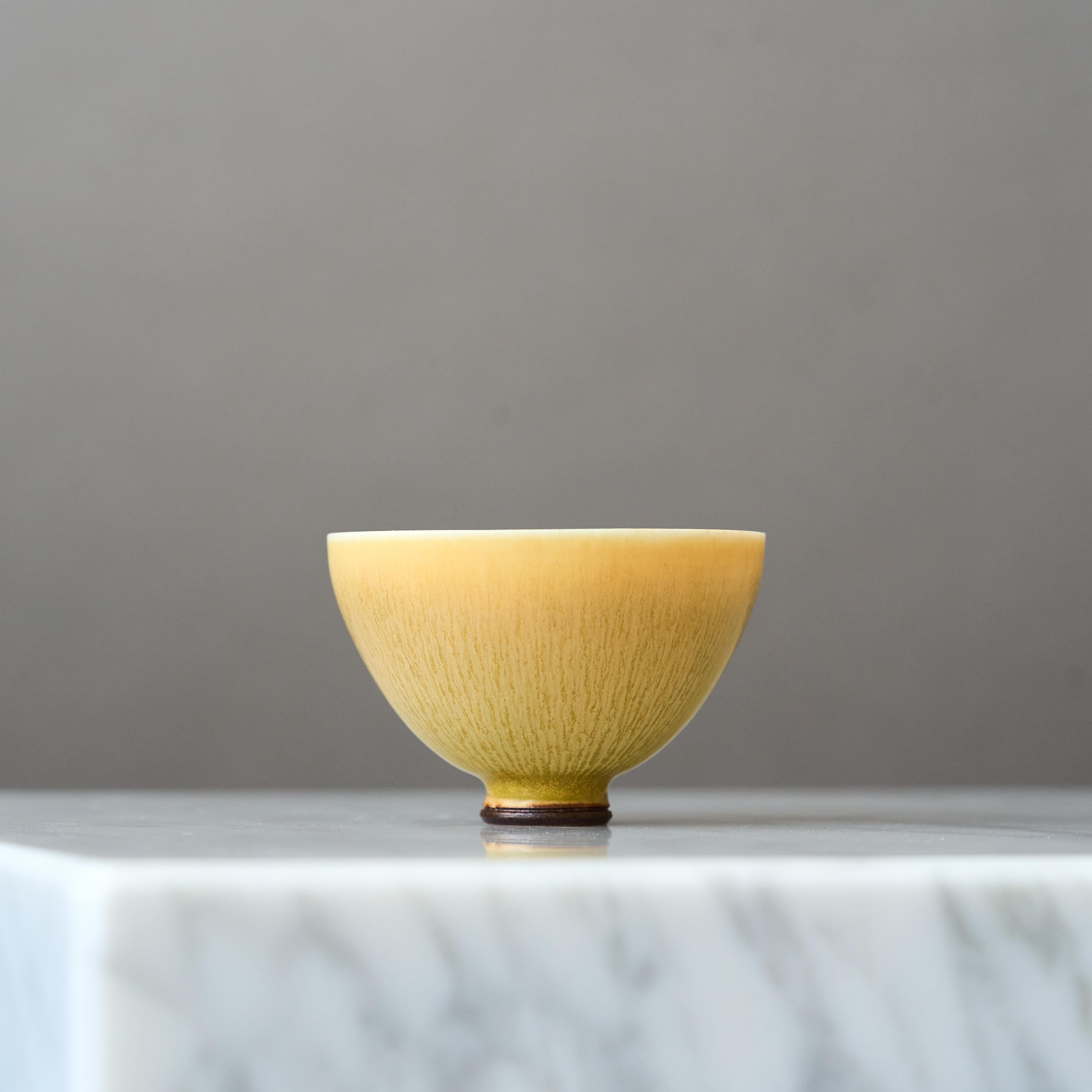 Yellow Stoneware Bowl by Berndt Friberg. Gustavsberg, Sweden, 1969. In Good Condition For Sale In Malmö, SE