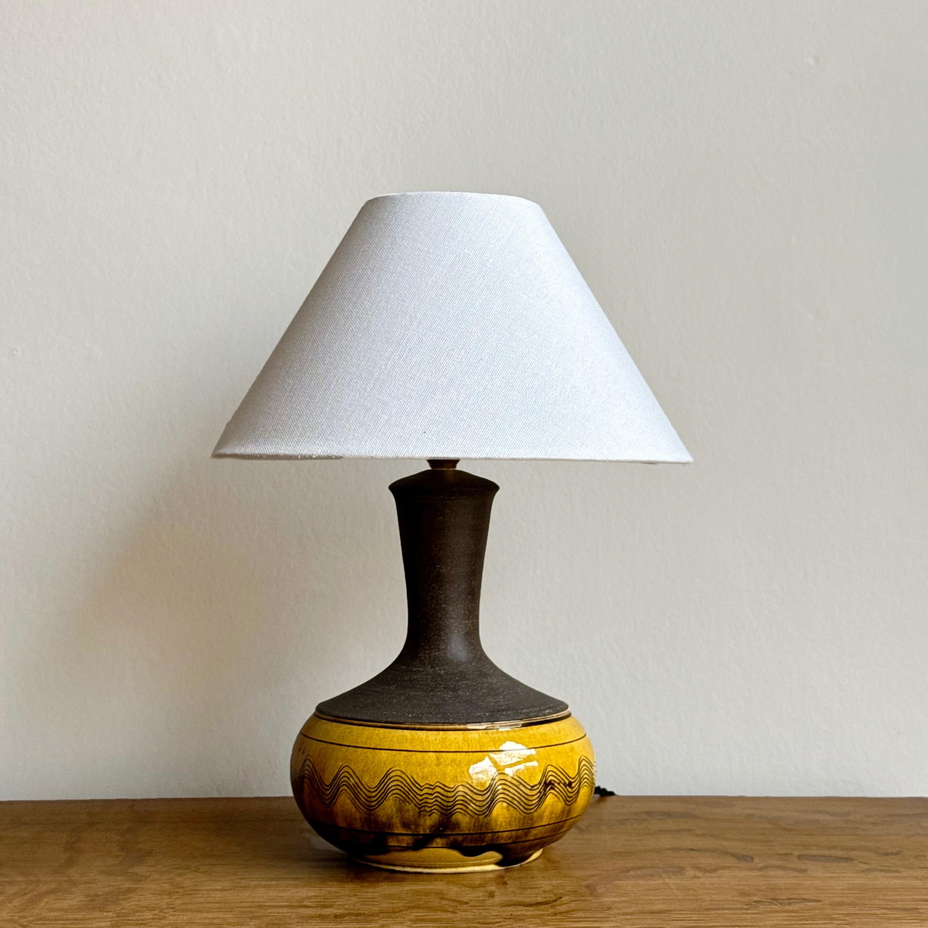Una lampada da tavolo in gres progettata da Nils Kähler per Herman A. Kähler Keramik, il laboratorio di famiglia fondato dal bisnonno nel 1839 e che lui, 