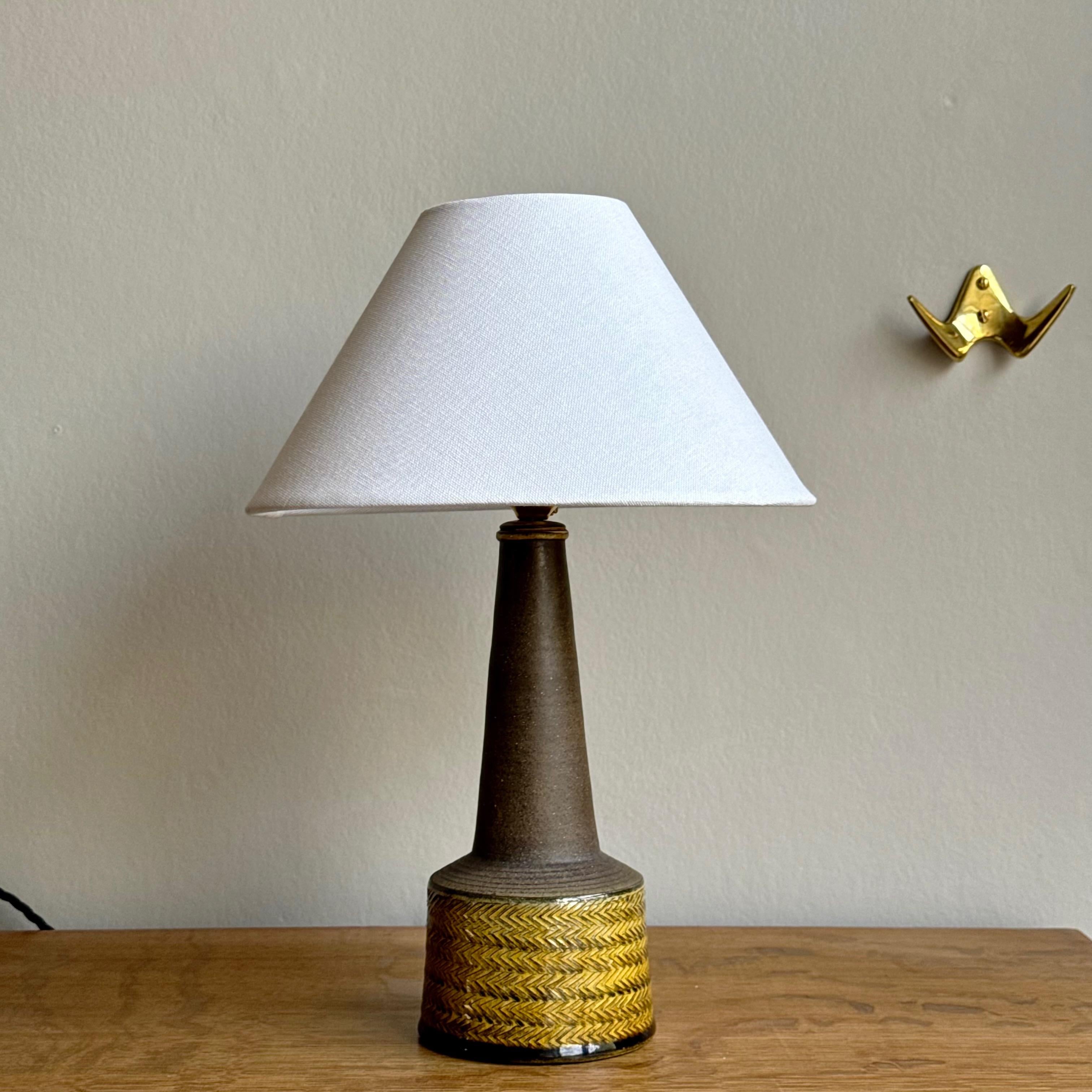 Lampe de table en grès conçue par Nils Kähler pour Herman A. Kähler Keramik, l'atelier familial fondé par son arrière-grand-père en 1839 et que lui, 