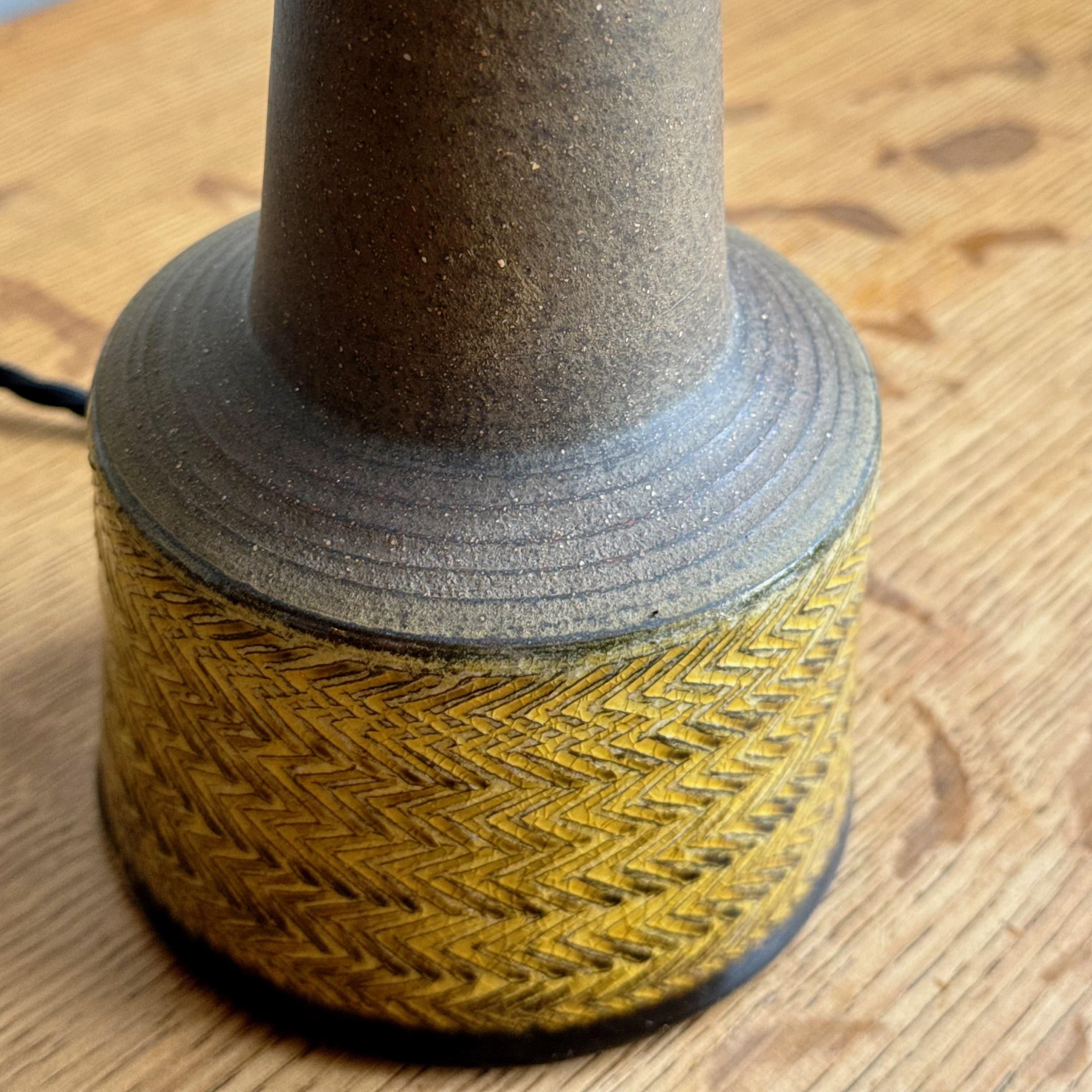 Lampe de table en grès jaune #2 Nils Kähler, Danemark Bon état - En vente à London, GB