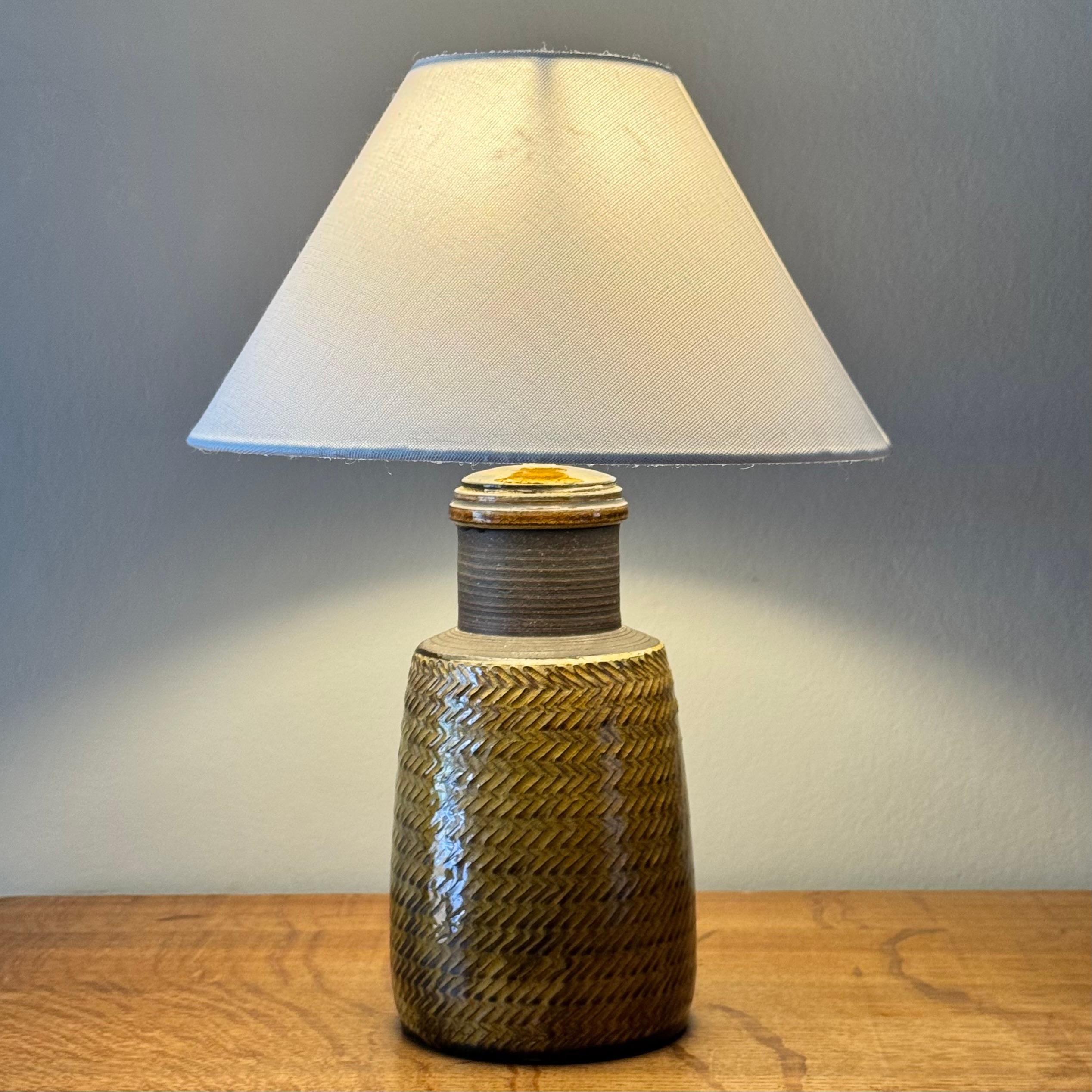 Description :

Lampe de table en grès conçue par Nils Kähler pour Herman A. Kähler Keramik, l'atelier familial fondé par son arrière-grand-père en 1839 et que lui, 