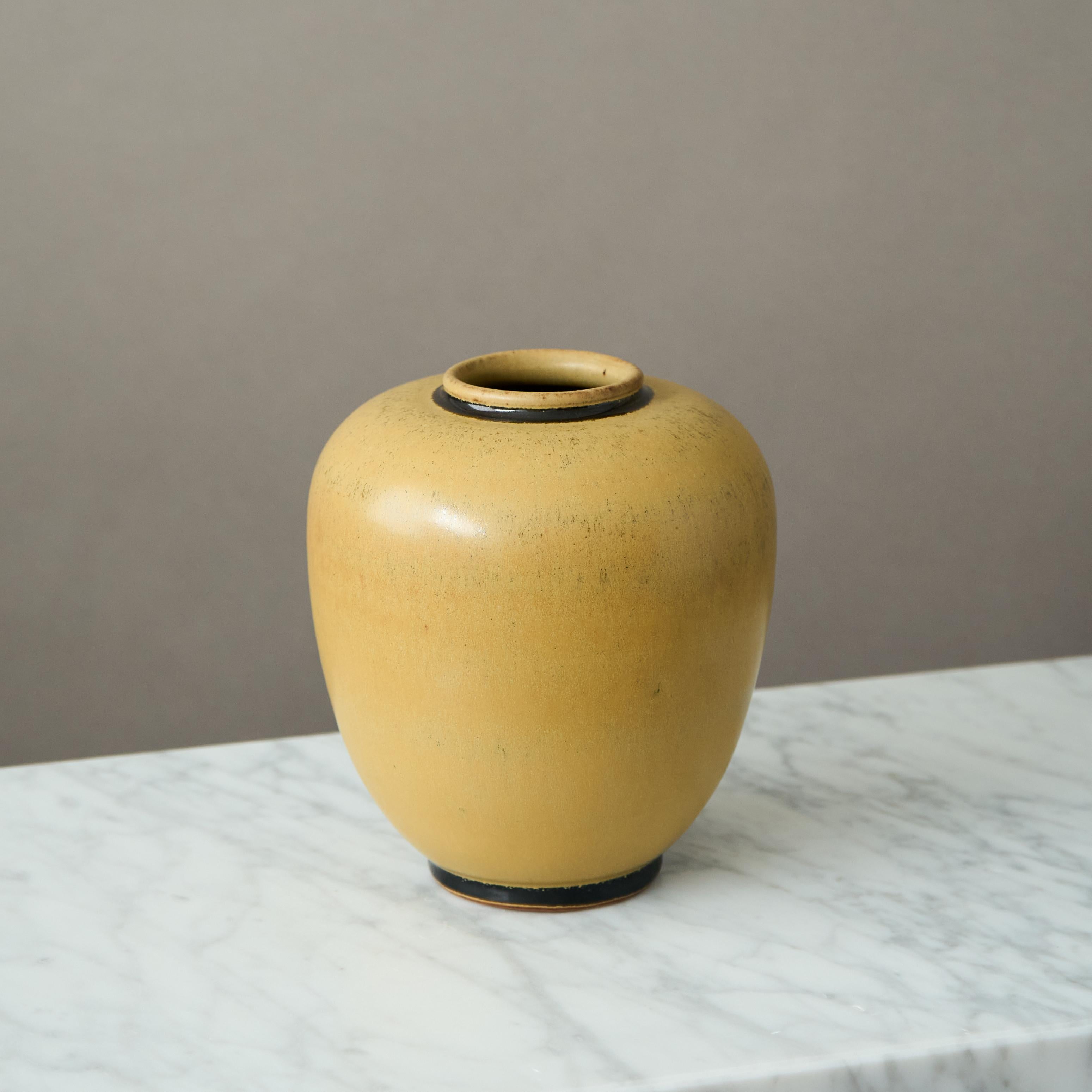 Yellow Stoneware Vase by Erich and Ingrid Triller for Tobo, Sweden, 1950s (Skandinavische Moderne) im Angebot
