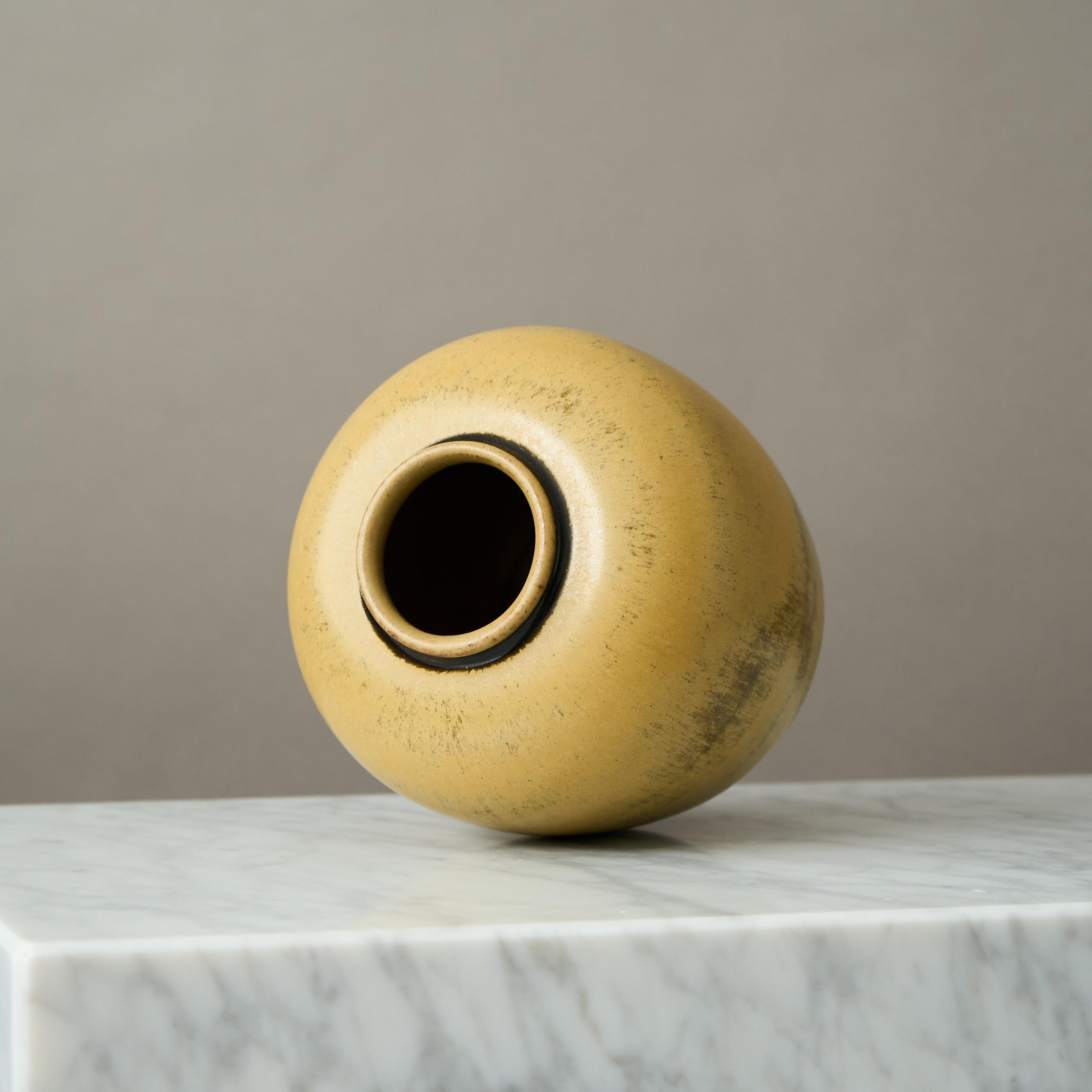 Yellow Stoneware Vase by Erich and Ingrid Triller for Tobo, Sweden, 1950s (Schwedisch) im Angebot