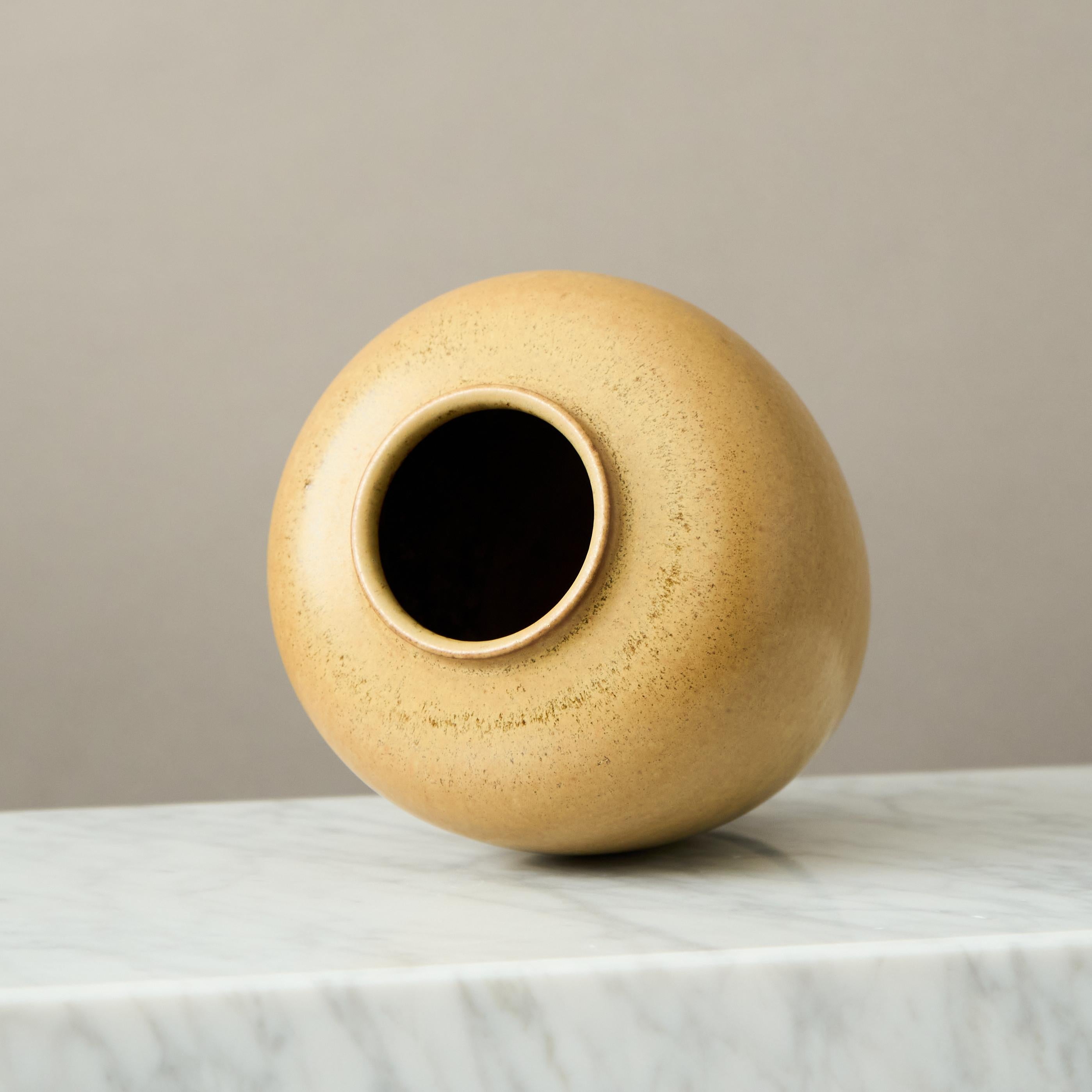 Yellow Stoneware Vase by Erich and Ingrid Triller for Tobo, Sweden, 1950s (Schwedisch) im Angebot