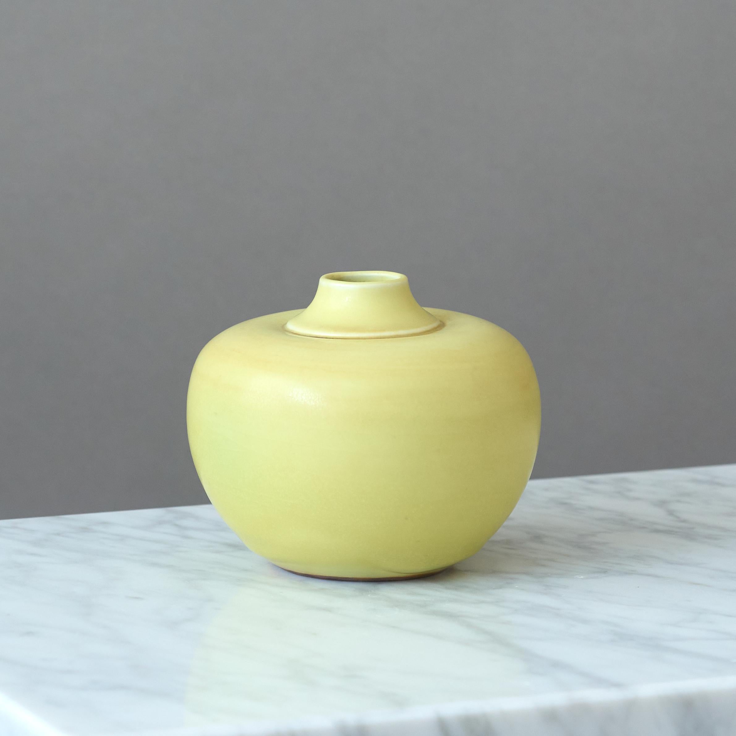 Bellissimo vaso in gres svedese Grace con un'incredibile smaltatura. 
Realizzato da Gertrud Lönegren a Rorstrand in Svezia tra il 1936 e il 1941. 

Ottime condizioni.
Impresso 