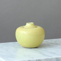 Vaso in gres giallo di Gertrud Lönegren, Rörstrand, Svezia, 1930.
