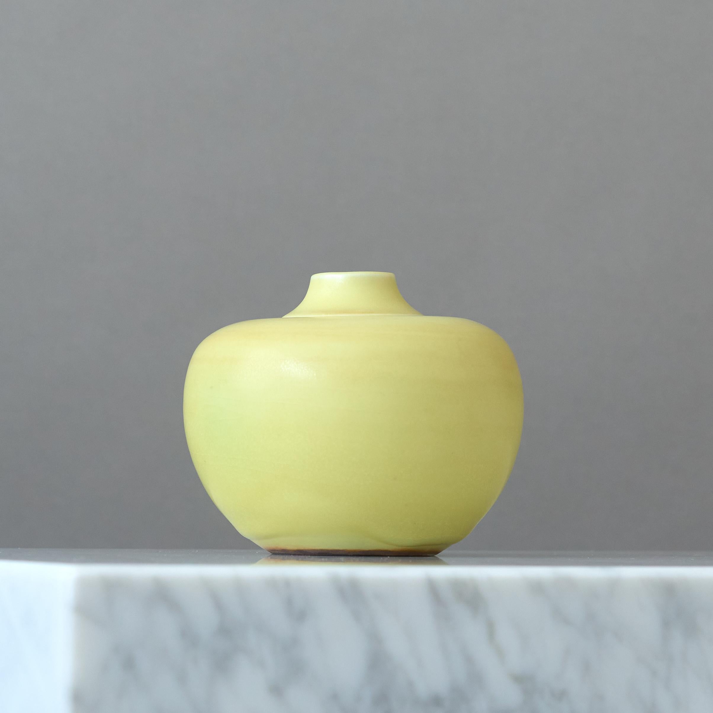 Scandinavo moderno Vaso in gres giallo di Gertrud Lönegren, Rörstrand, Svezia, 1930. in vendita