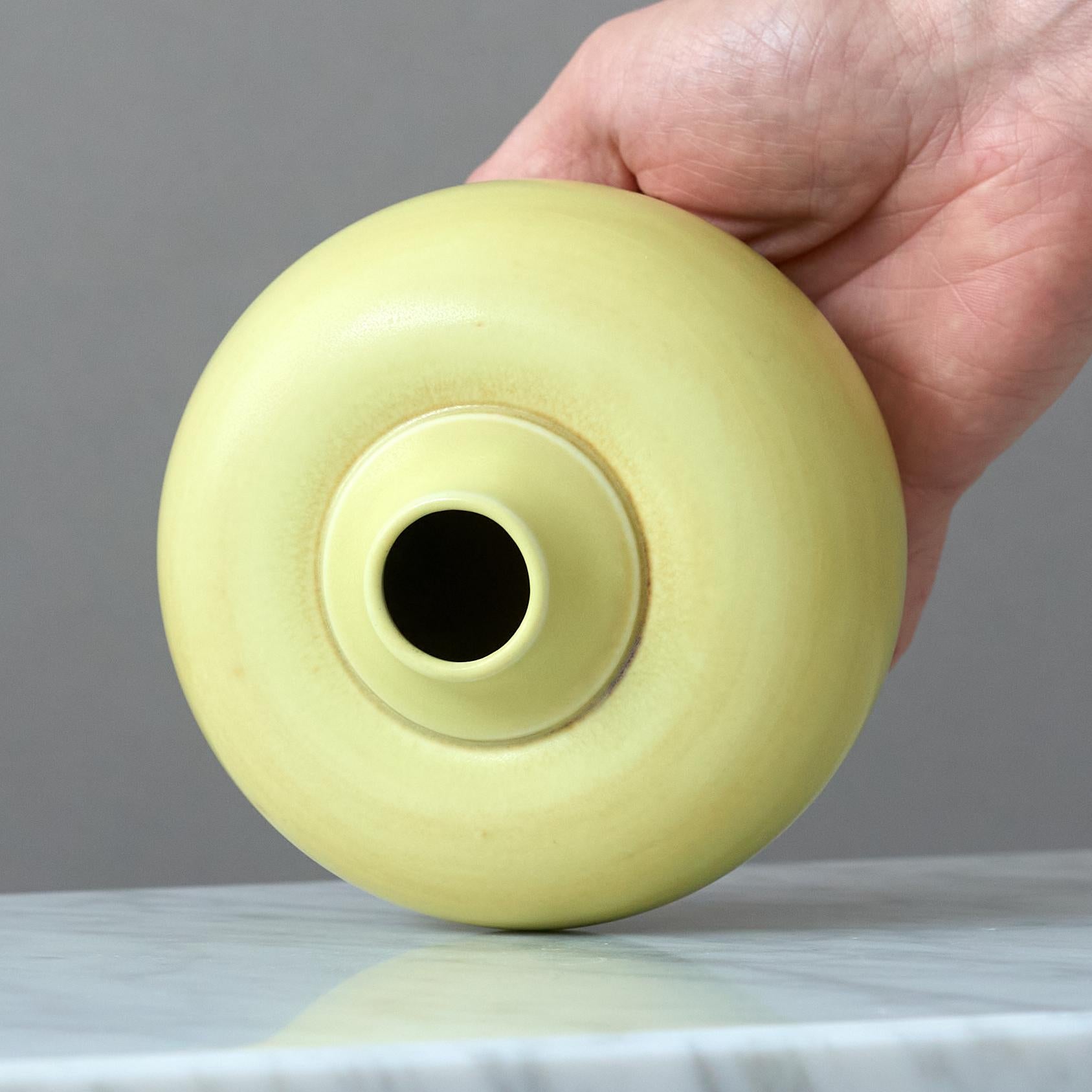 Svedese Vaso in gres giallo di Gertrud Lönegren, Rörstrand, Svezia, 1930. in vendita