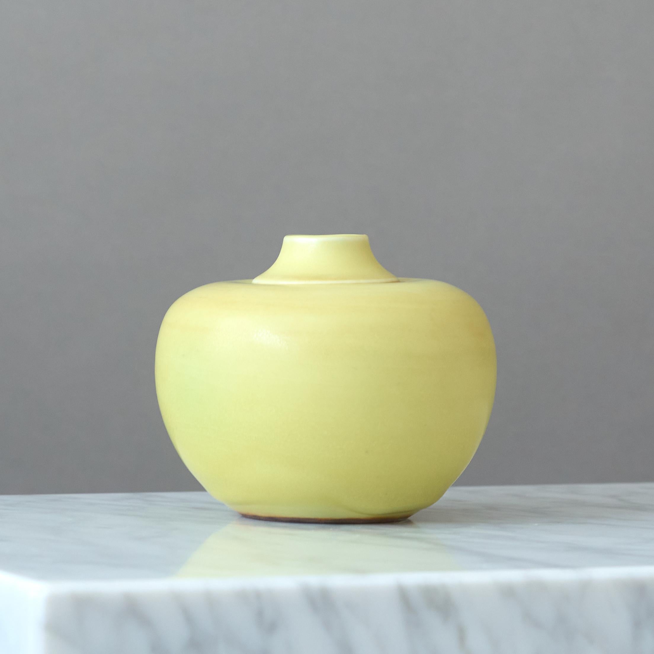 Smaltato Vaso in gres giallo di Gertrud Lönegren, Rörstrand, Svezia, 1930. in vendita