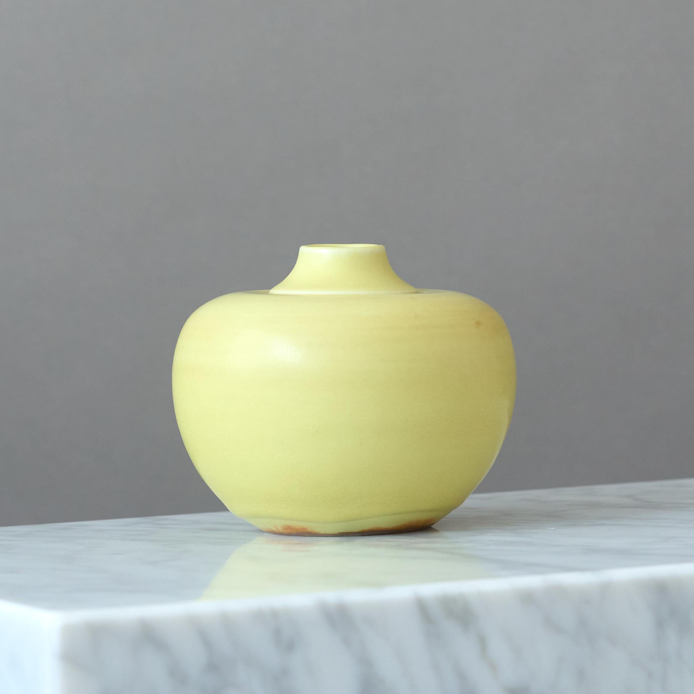 Vaso in gres giallo di Gertrud Lönegren, Rörstrand, Svezia, 1930. In condizioni buone in vendita a Malmö, SE