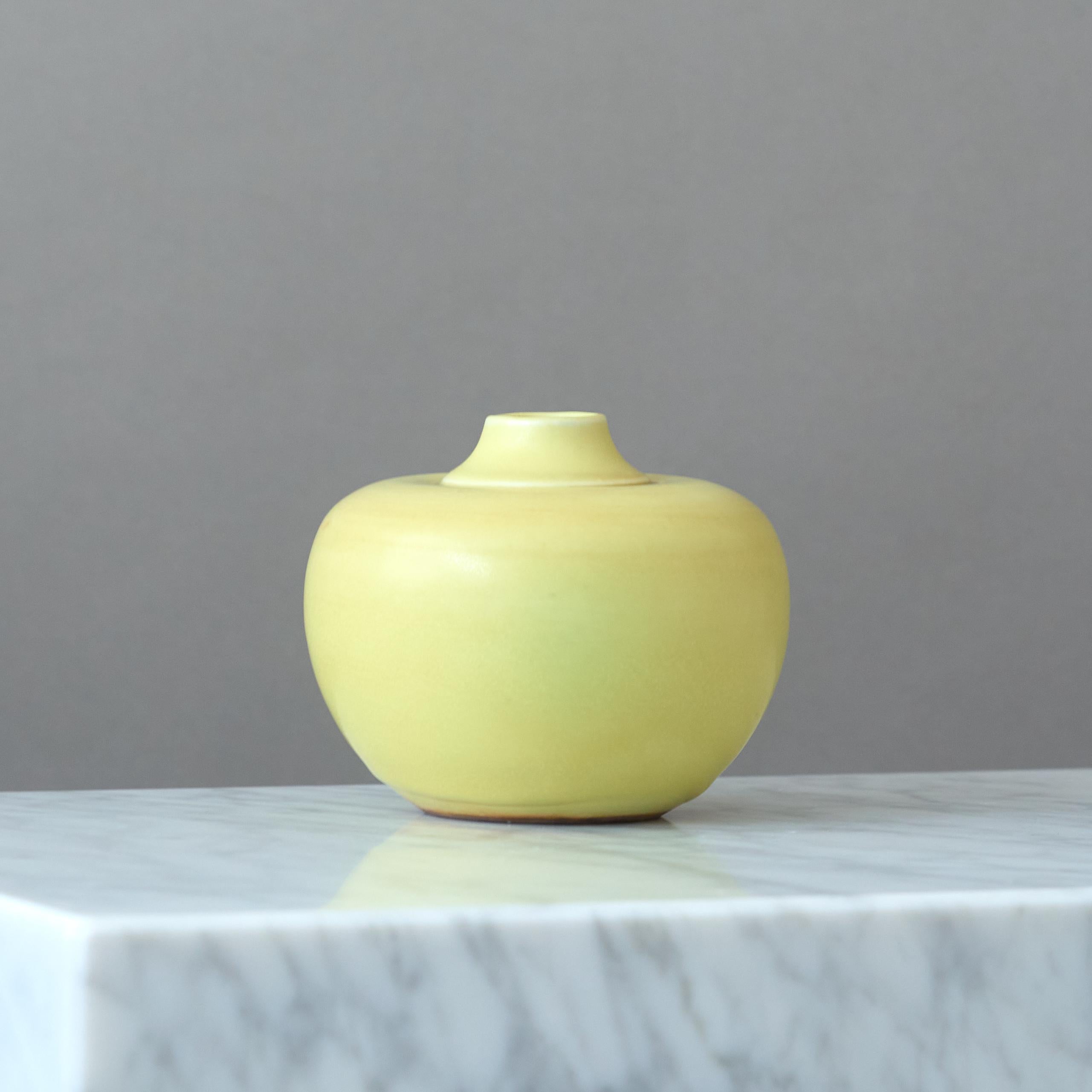 XX secolo Vaso in gres giallo di Gertrud Lönegren, Rörstrand, Svezia, 1930. in vendita