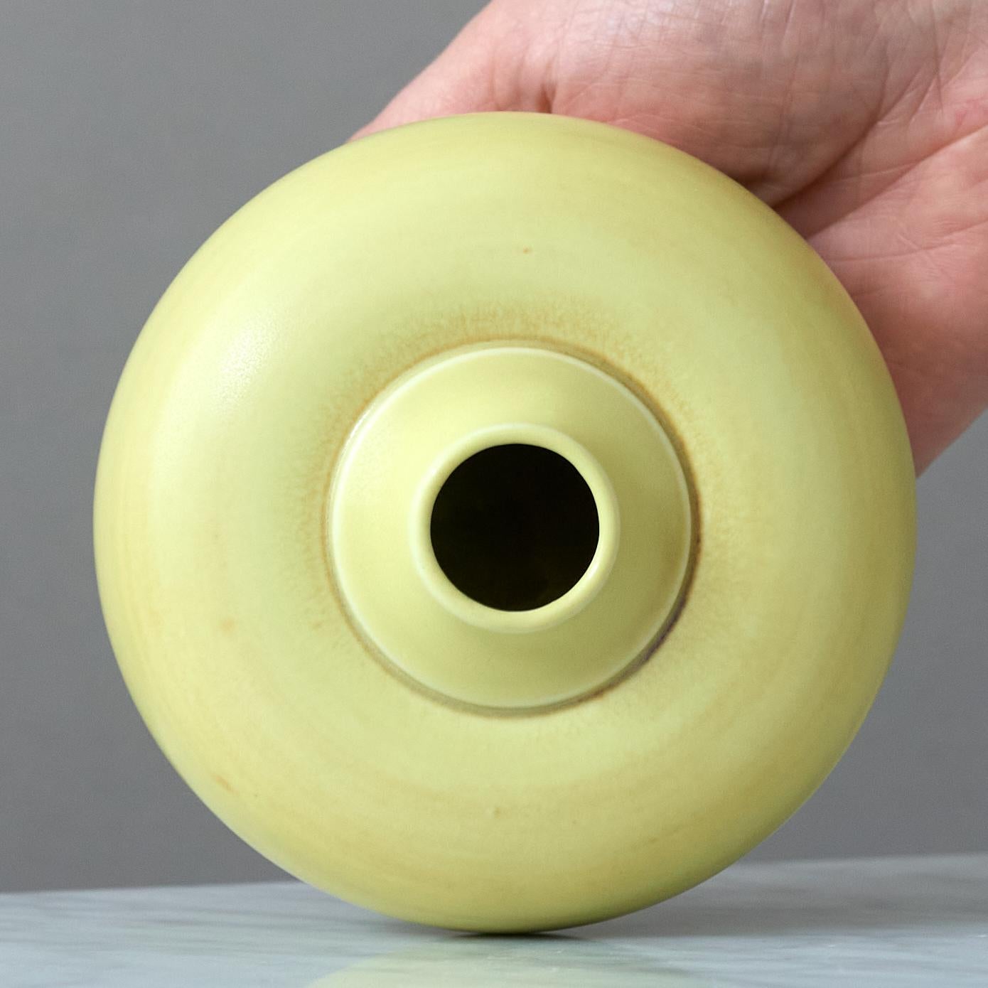 Ceramica Vaso in gres giallo di Gertrud Lönegren, Rörstrand, Svezia, 1930. in vendita