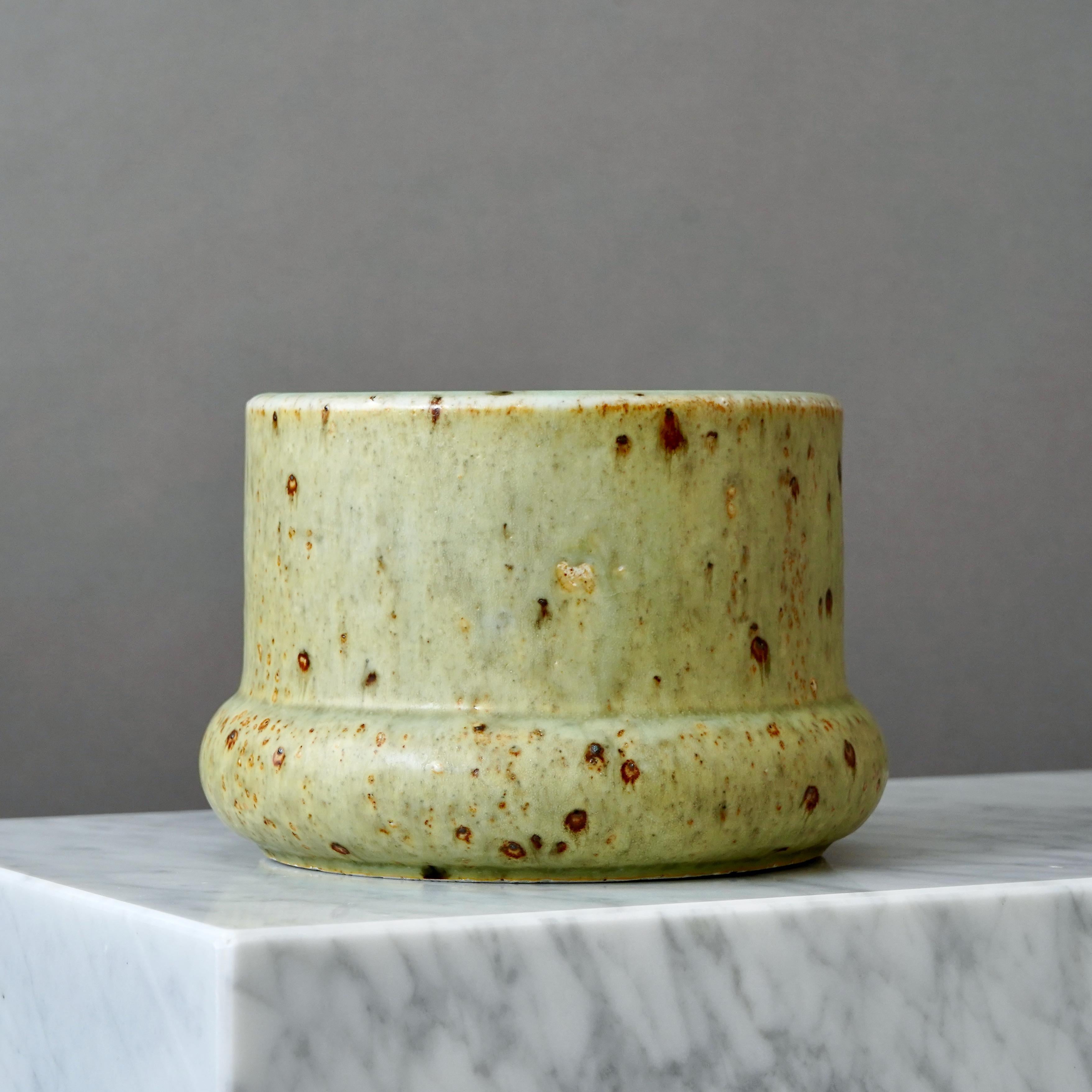 Un bellissimo vaso in gres con un'incredibile smaltatura.
Realizzato da Marianne Westman per Rorstrand, Svezia, anni '60.

Condizioni eccellenti. 
Firma incisa 
