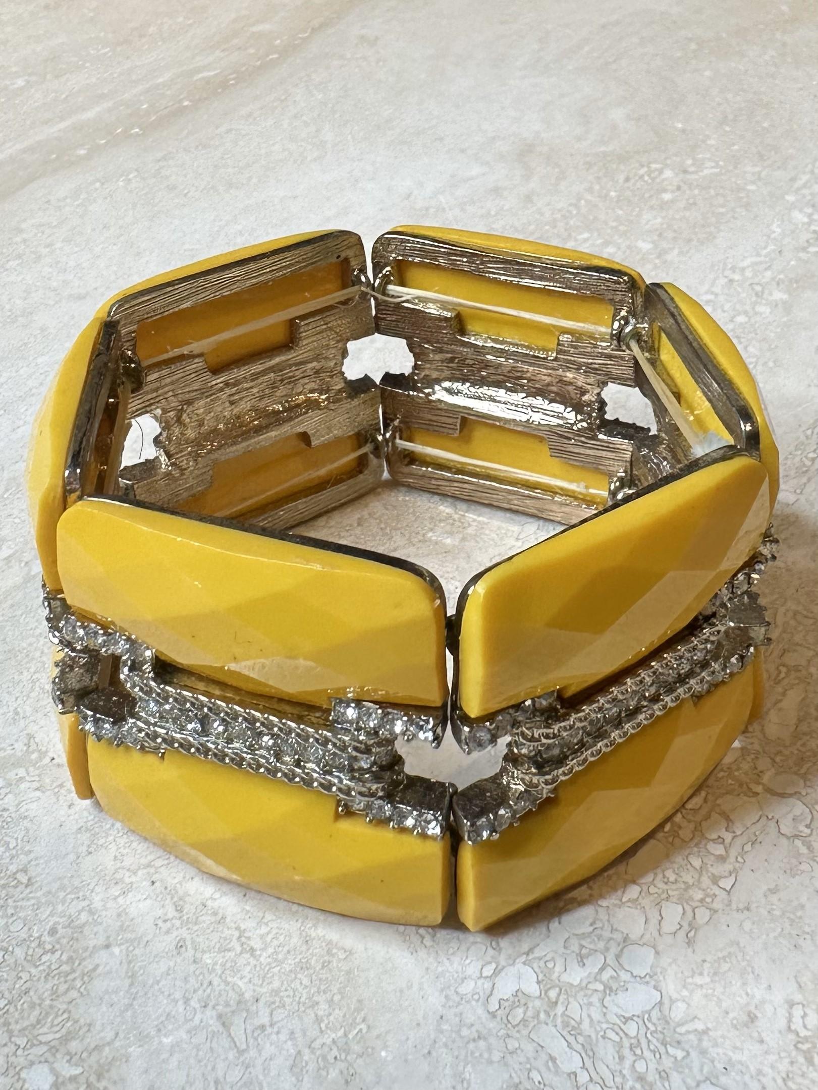 Le Yellow Stretch Regency Bracelet est un accessoire étonnant et polyvalent qui associe l'éclat audacieux du jaune à l'élégance et au raffinement du style Regency. La caractéristique extensible assure un ajustement confortable, tandis que les