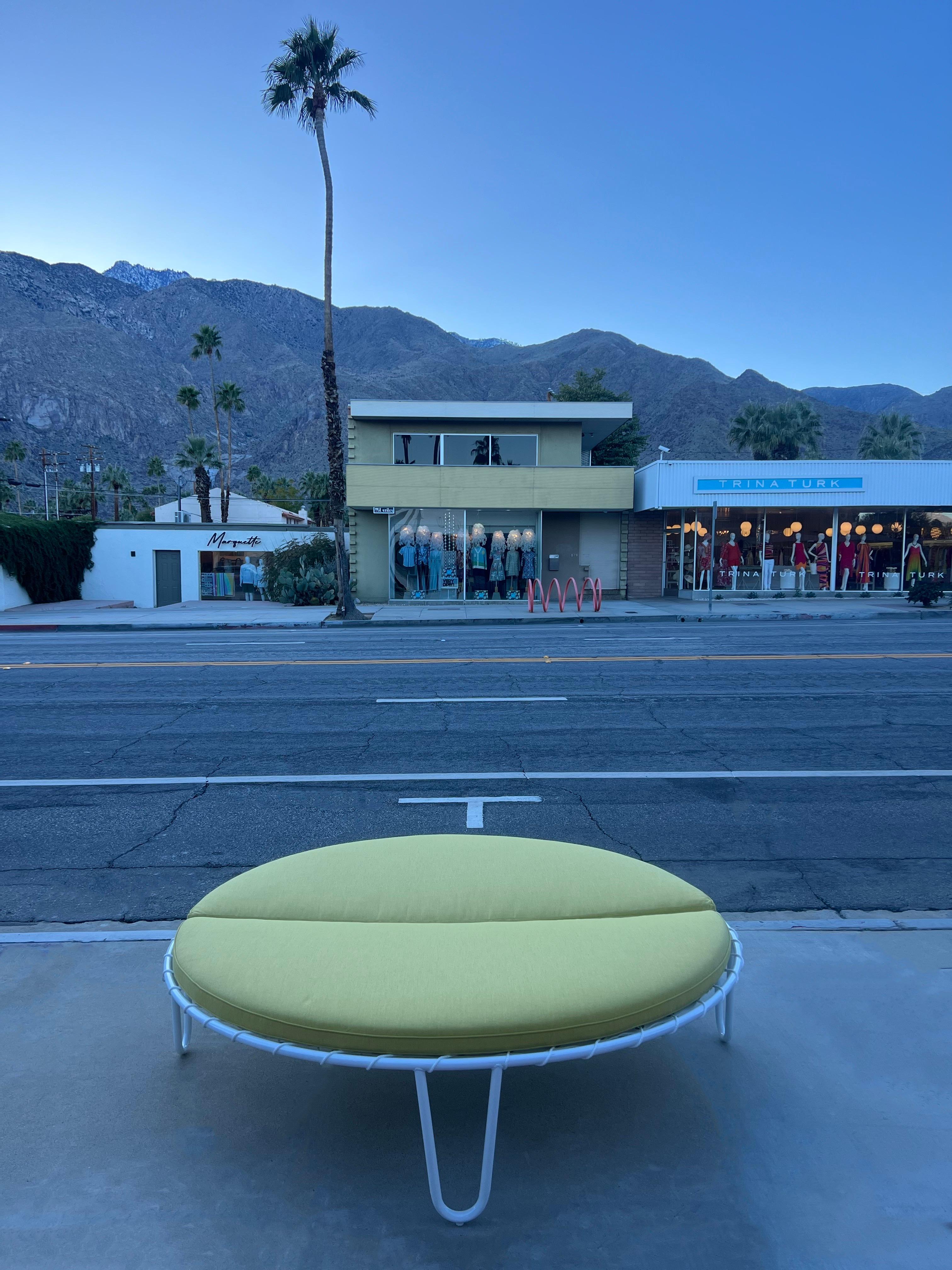 Rare chaise longue ronde Glamours des années 1950 par Brown Jordan. 
Nouvellement restauré. Le cadre est en aluminium peint par poudrage en blanc. 
Le coussin est un tissu Sunbrella jaune citron moulé. 
Nous en avons deux de disponibles. Nous