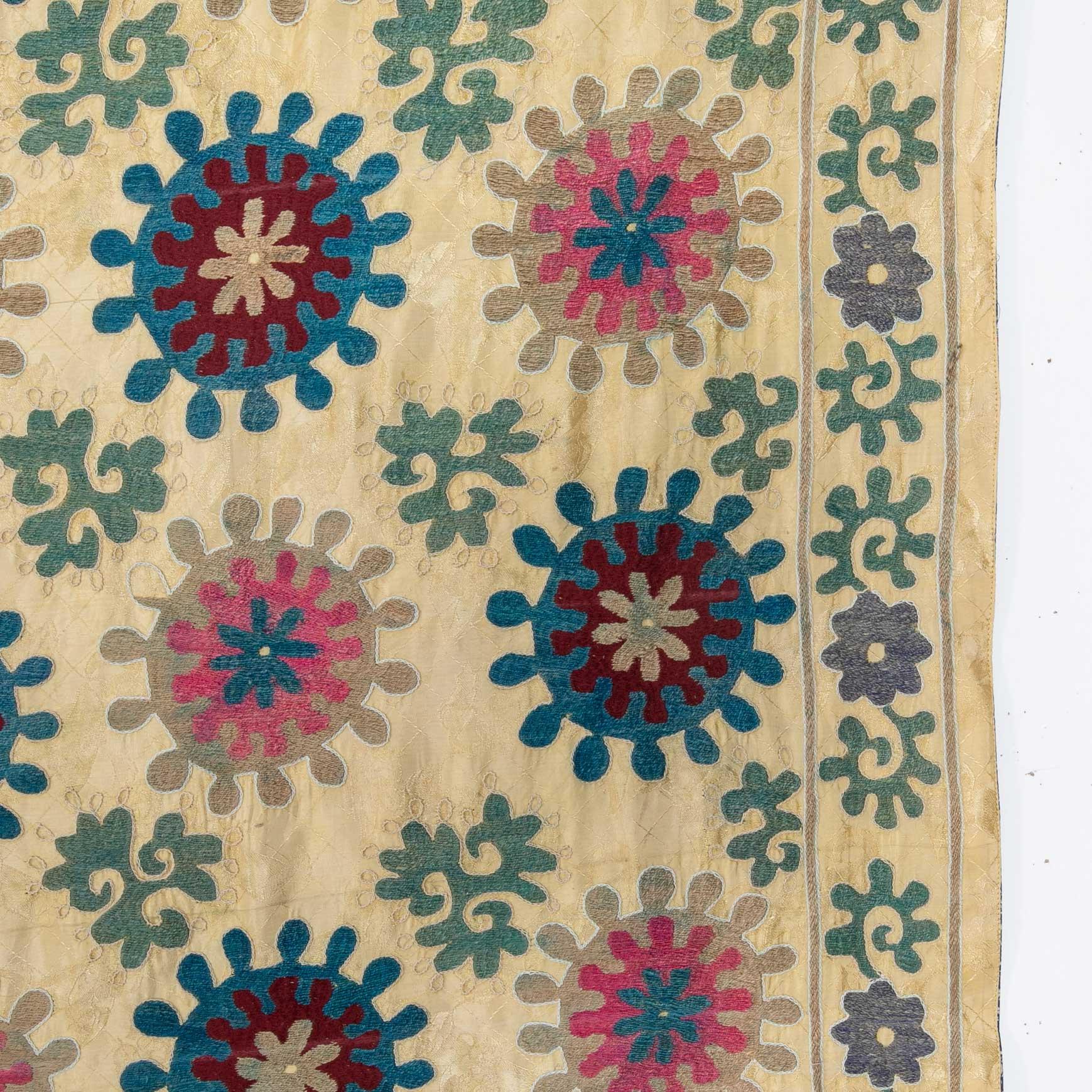 Yellow Suzani from Samarkand, Uzbekistan, 1960s-1970s In Good Condition For Sale In Istanbul, TR