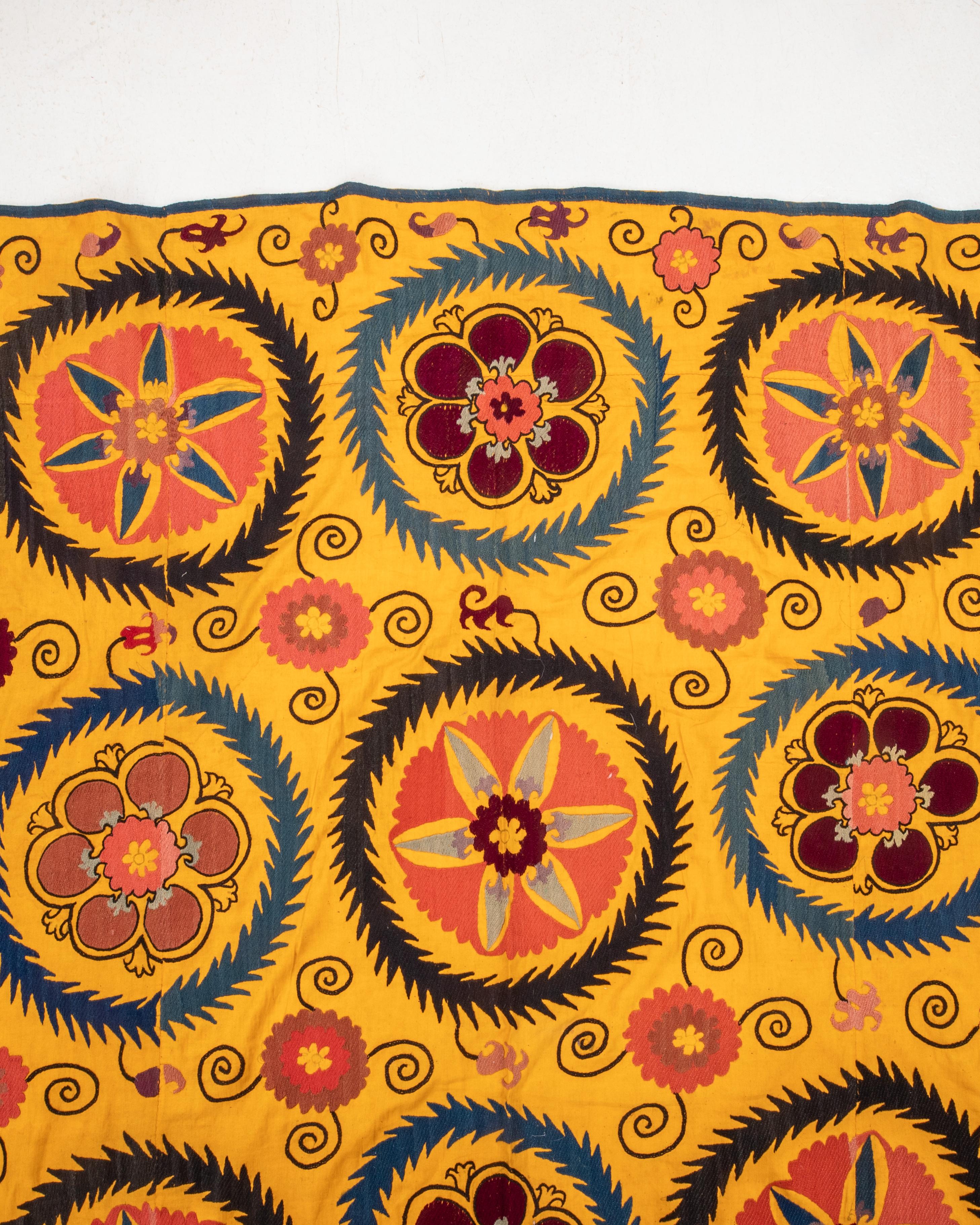 Suzani giallo, Samarcanda, Uzbekistan, 1900 In condizioni discrete in vendita a Istanbul, TR
