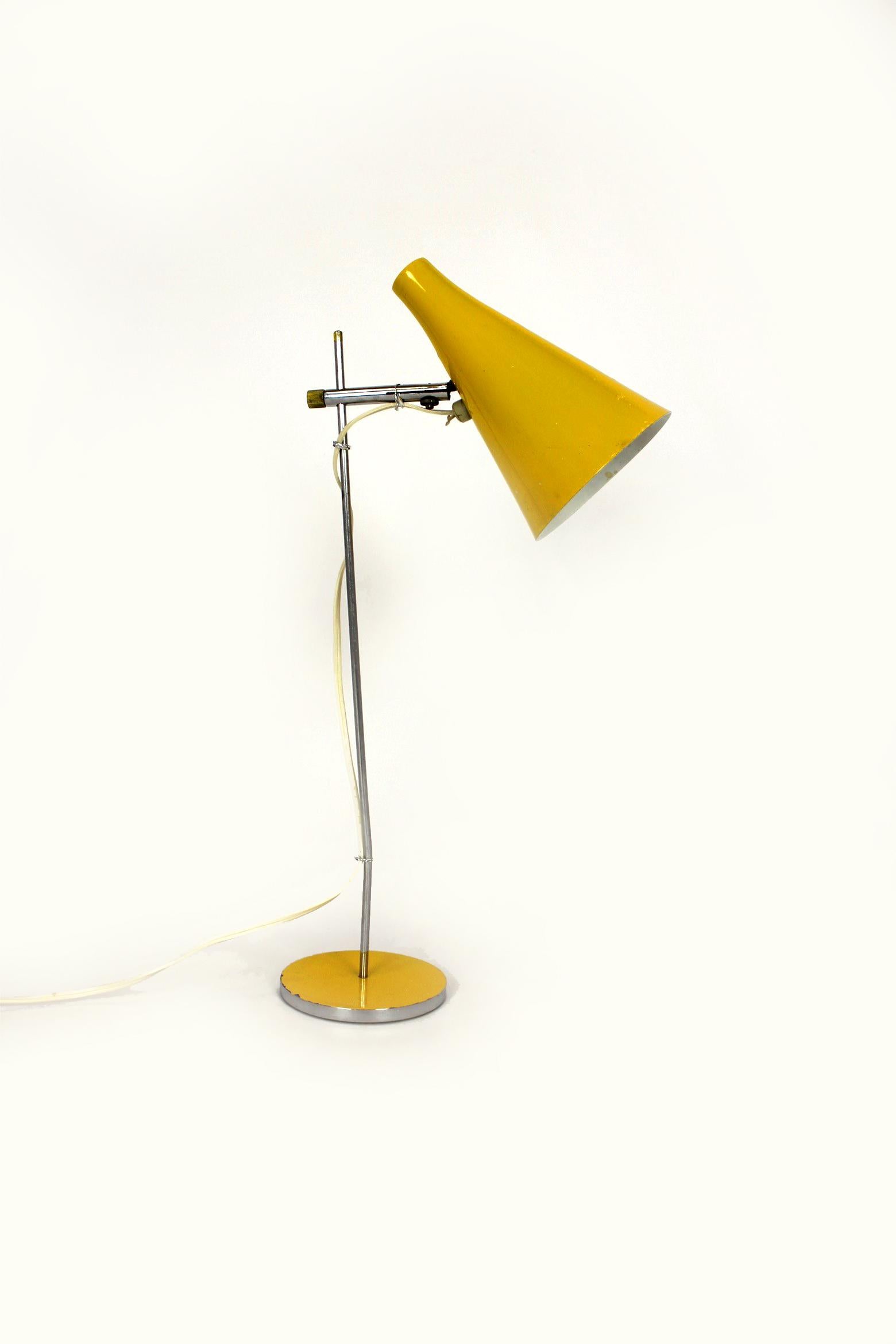 Cette lampe de table a été conçue par Josef Hurka et produite par Lidokov dans les années 1970. L'abat-jour est réglable. La lampe est en état de fonctionnement d'origine.