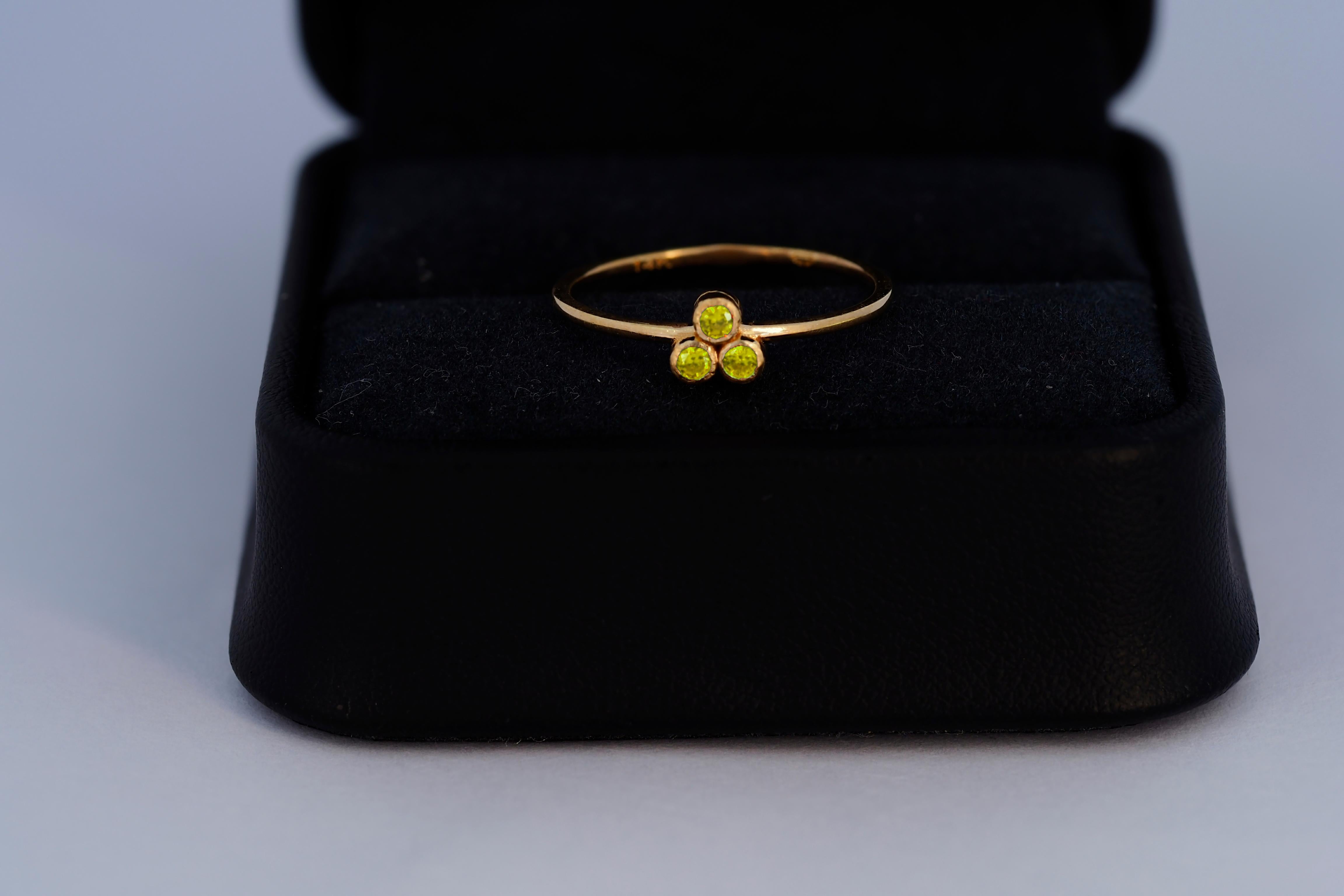 Round Cut Yellow Three Stone 14k gold ring. For Sale