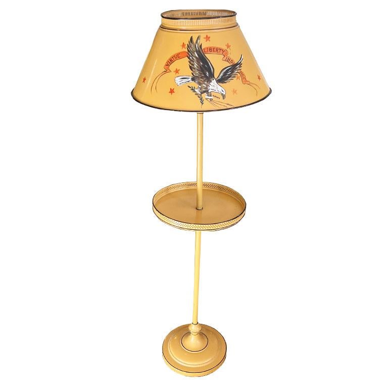 Eine hohe gelbe Americana Tole-Lampe und Tischkombination mit einem handgemalten Adlermotiv. Wir sind nur selten auf so etwas gestoßen, und wenn, dann waren wir überwältigt! Normalerweise sind die, die wir sehen, eher für formelle Anlässe gedacht.