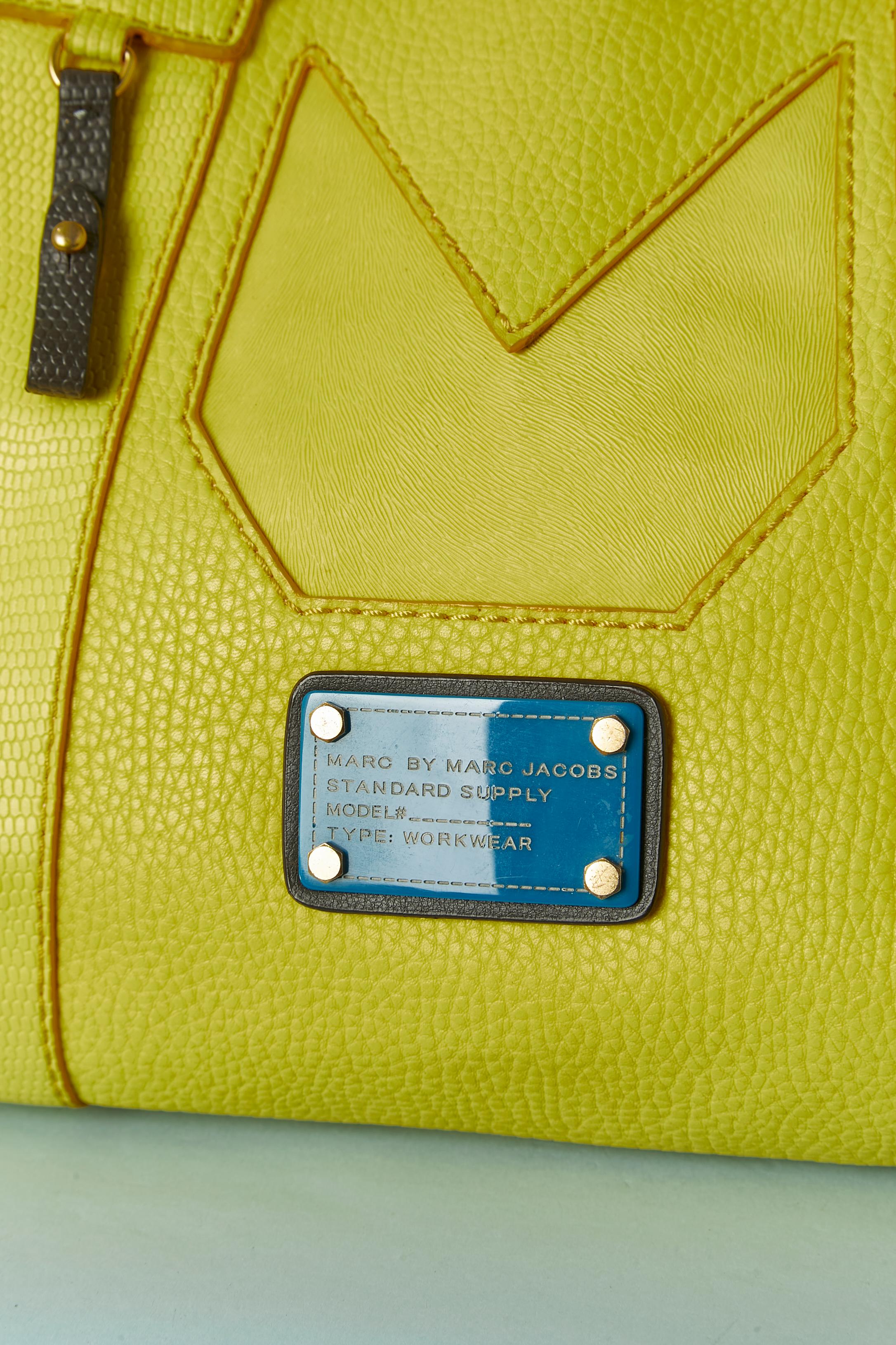 Sac à main jaune en faux cuir. 2 compartiments à l'intérieur et 3 grandes poches zippées. A l'intérieur de la poche centrale, il y a une autre poche avec fermeture éclair et deux poches plates.