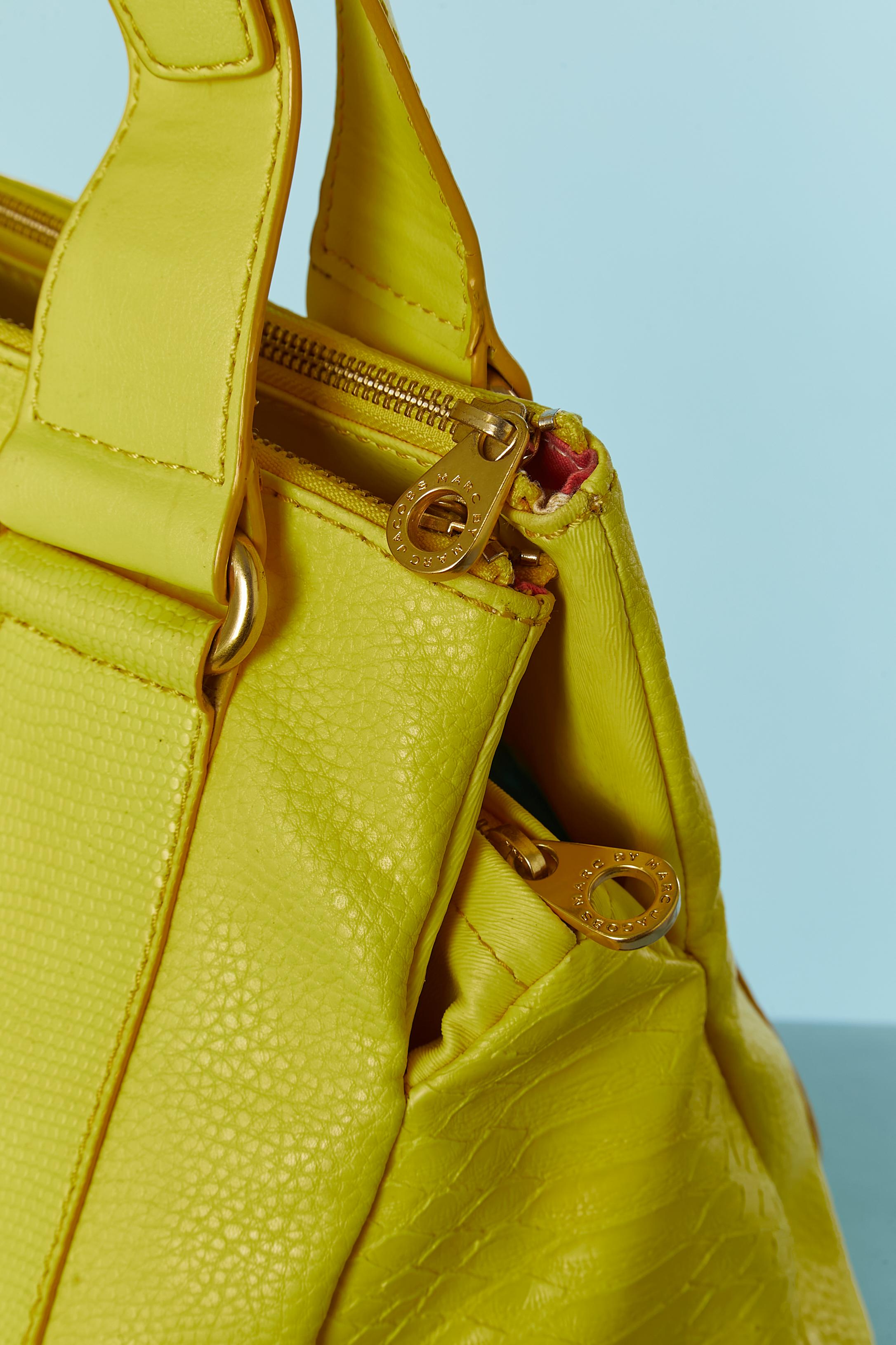 Sac à poignée jaune en faux cuir MARC BY MARC JACOB Excellent état - En vente à Saint-Ouen-Sur-Seine, FR